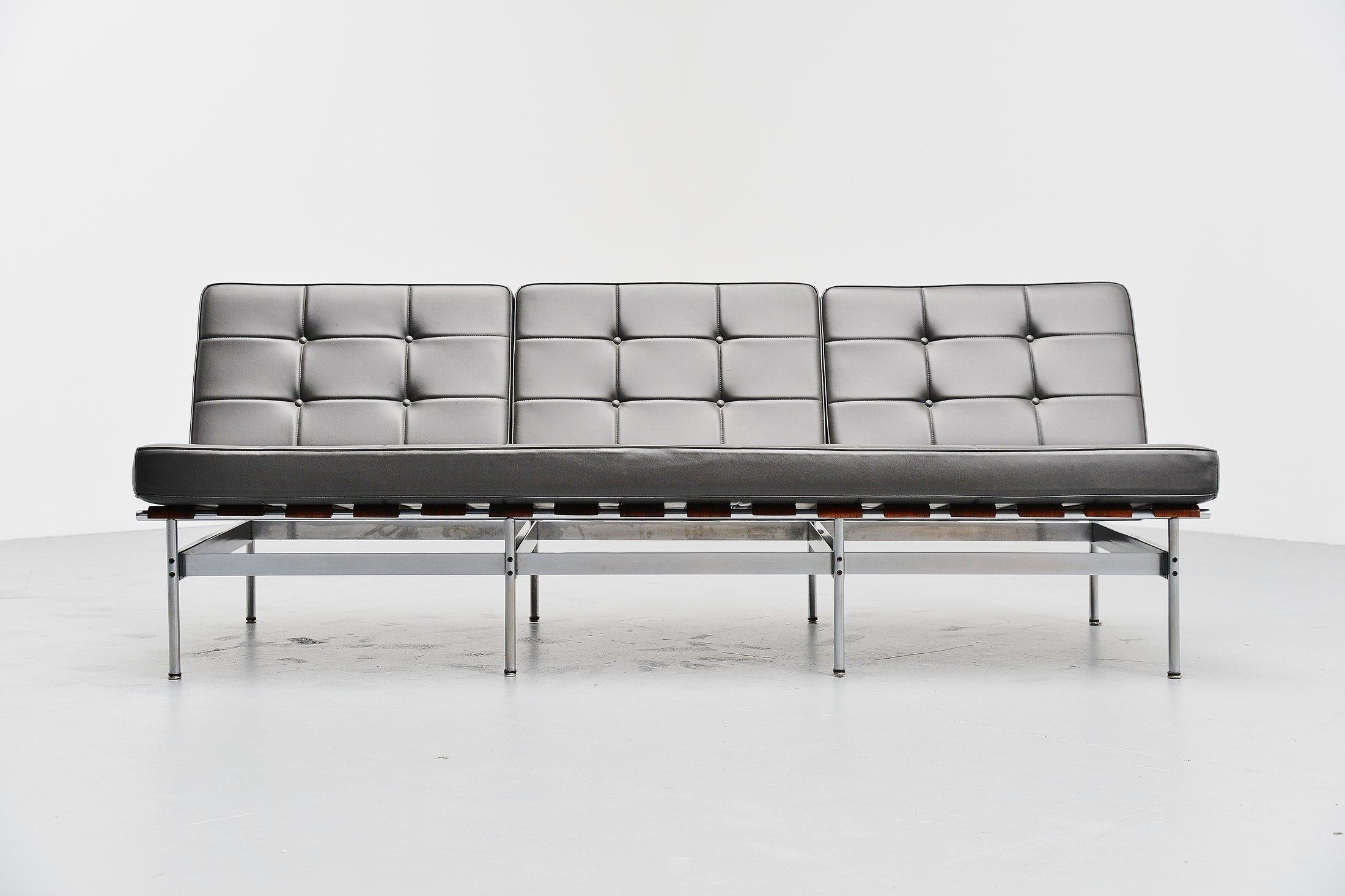 Äußerst seltenes und originales 3-Sitzer-Sofa Modell 416/3, entworfen vom niederländischen Designer Kho Liang Ie für Artifort, Holland 1959. Dieses Sofa war einer der schönsten Entwürfe von Kho Liang Ie für Artifort und aufgrund des Materialmixes