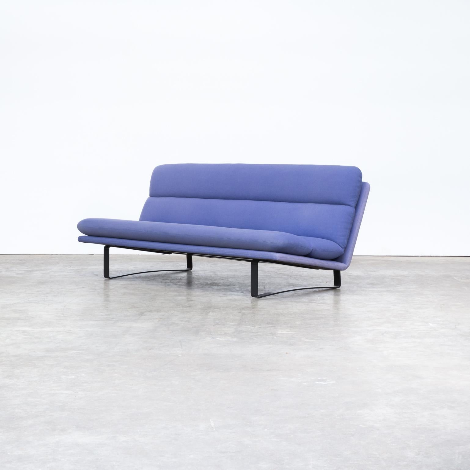 Dutch Kho Liang Ie C684 wood and blue velvet sofa for Artifort, 60s For Sale