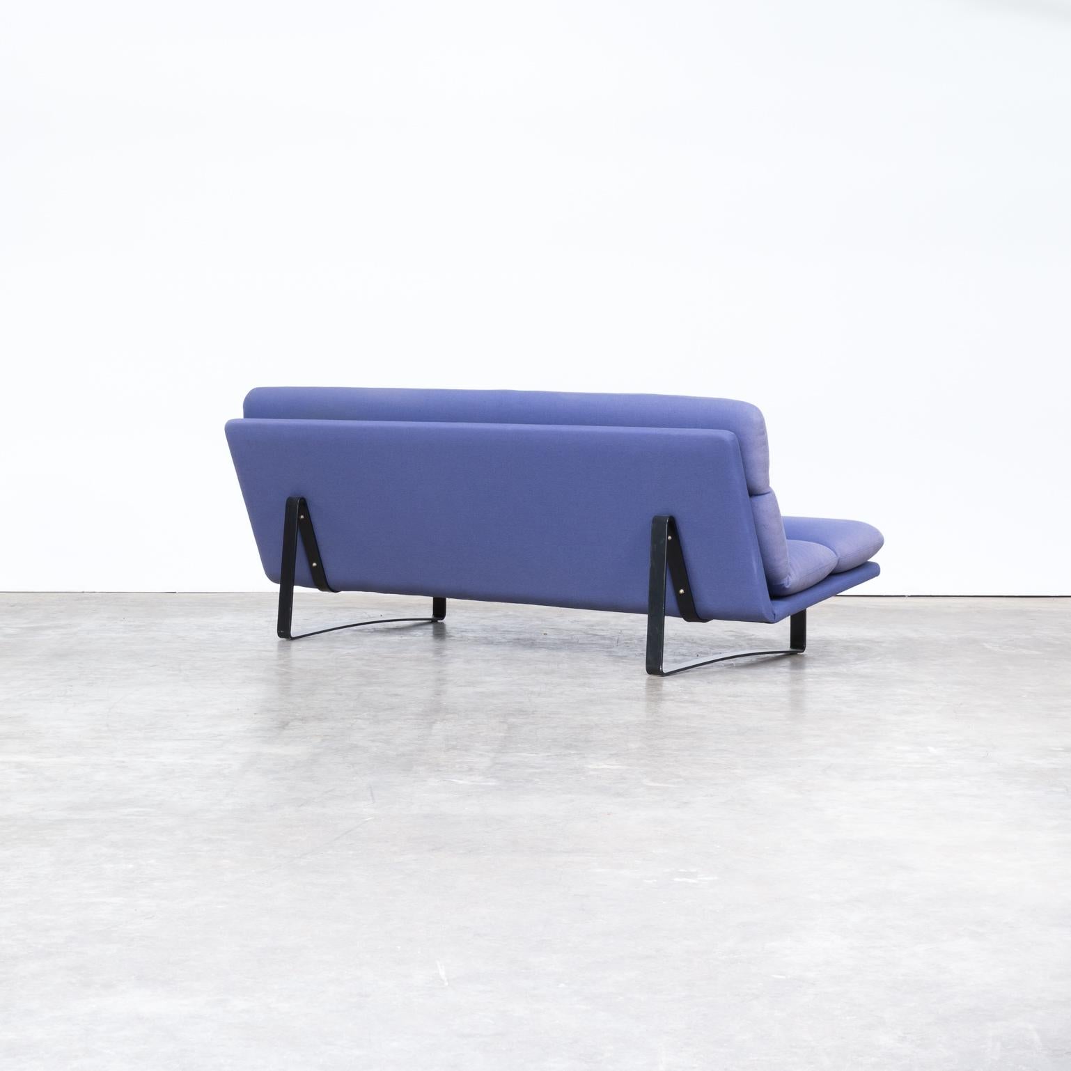Mid-20th Century Kho Liang Ie C684 wood and blue velvet sofa for Artifort, 60s For Sale