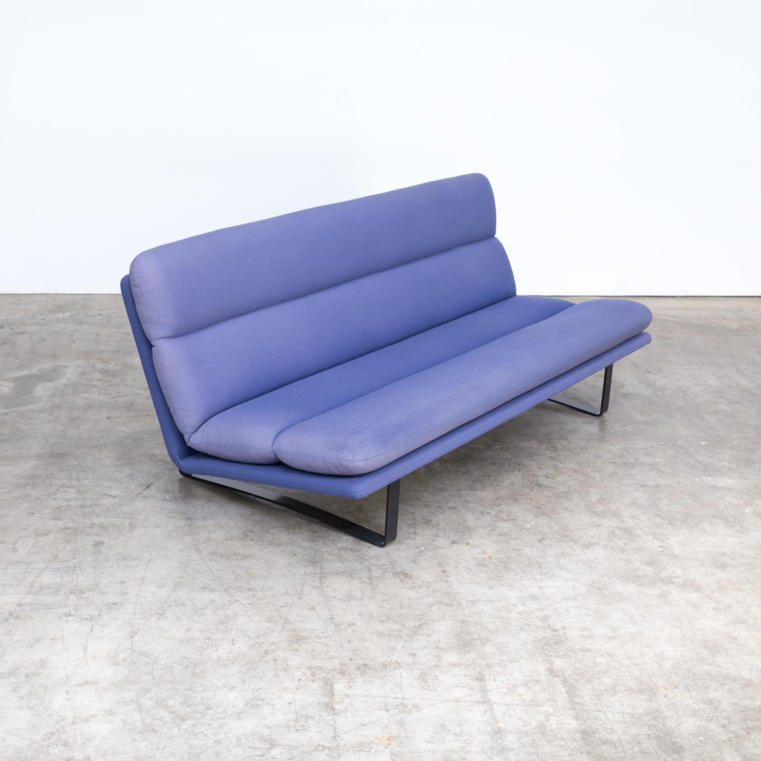 Kho Liang Ie C684 wood and blue velvet sofa for Artifort, 60s For Sale 1