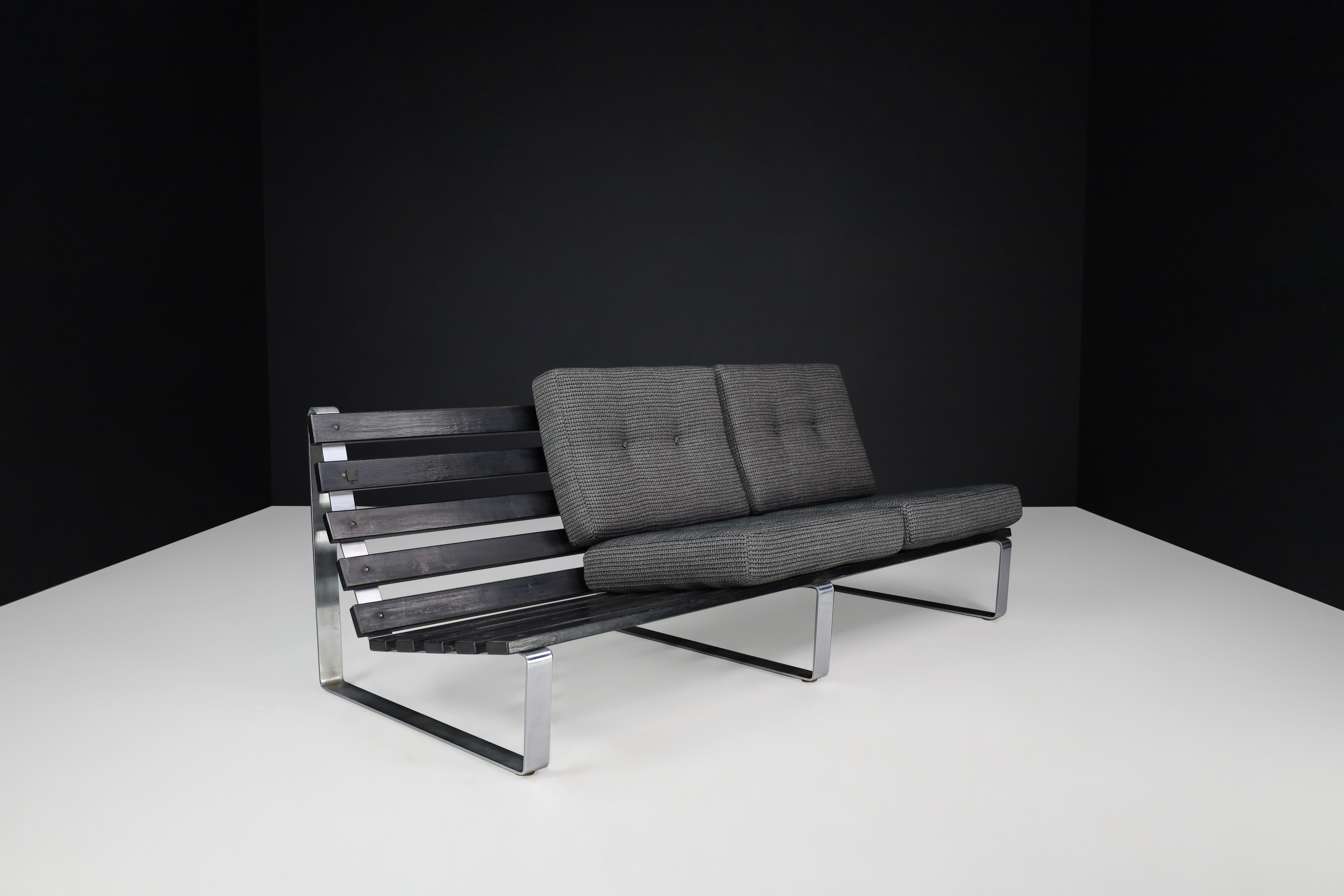  Kho Liang Ie for Artifort Bijenkorf Three-Seat Sofa Steel and Grey Upholstery In Good Condition For Sale In Almelo, NL