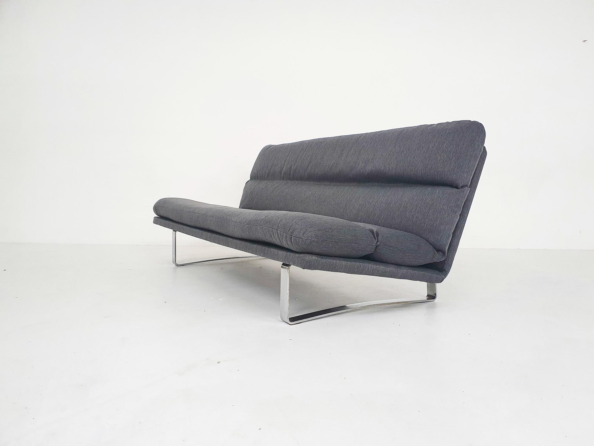 Silver feet and new upholstered frame and cushion in grey fabric.
Kho Liang Ie (1927-1975) was a Dutch industrial designer. He studied at Rietveld Academy and worked for Artifort, Fristho, Bruynzeel en Mosa. He is known for furnishing Airport