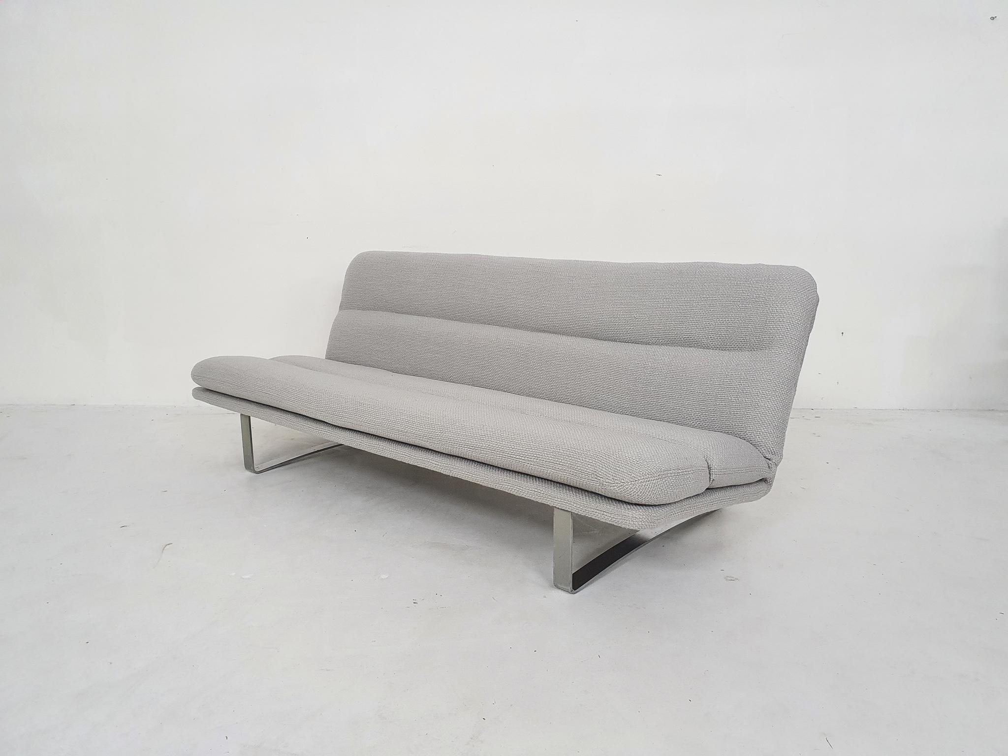 Kho Liang Ie for Artifort C683 sofa, The Netherlands 1968

Silver frame and new upholstered frame and cushion in a light grey all natural wool fabric.
The metal frame has some rust spots.

Kho Liang Ie (1927-1975) was a Dutch industrial
