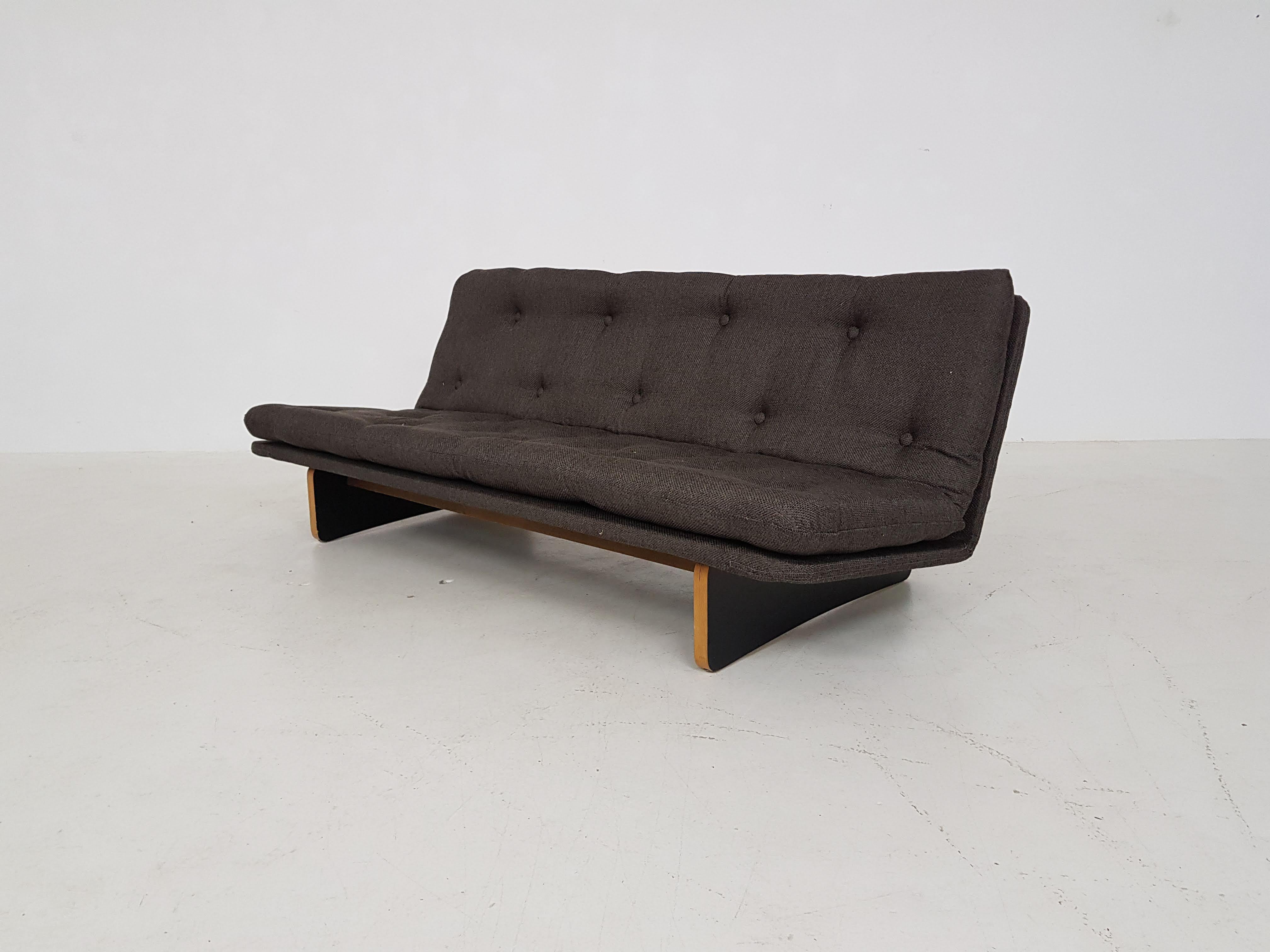 Kho liang Ie for Artifort sofa model 671 The Netherlands, 1960s.

Sofa with new dark army green-grey upholstery and wooden base.

Measures: Length 175 cm
Depth 80 cm; seating 55 cm
Height 70 cm; seating 35 cm.