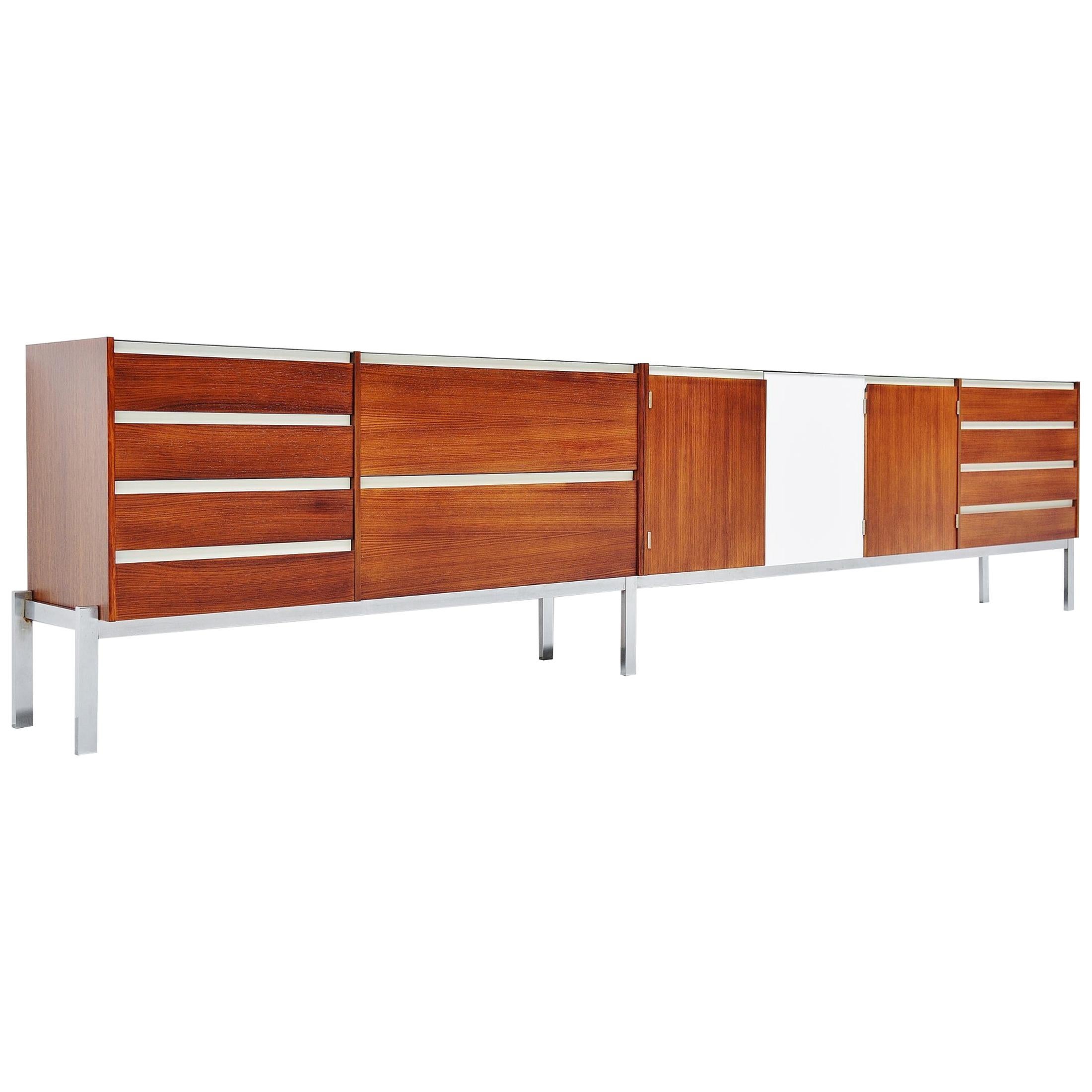 Kho Liang Ie Langes Sideboard mit Windel-Kreuz Fristho, 1957 im Angebot