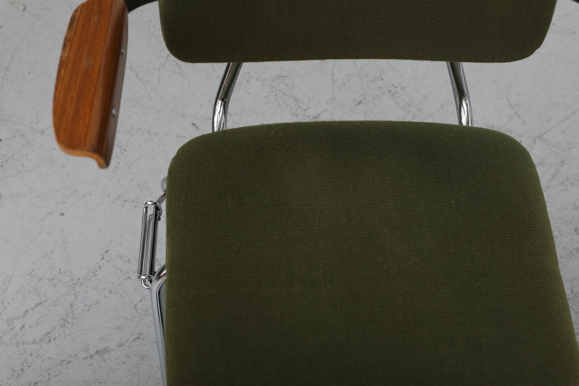 Kho Liang Ie 'Model 395 B/Z' Green Stacking Chairs with Armrests (Chaises empilables vertes avec accoudoirs) en vente 6