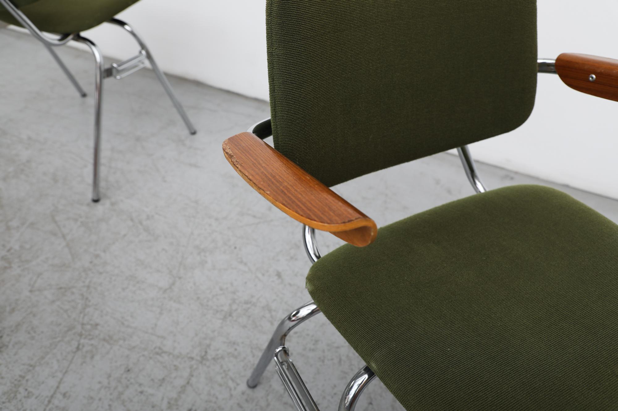 Kho Liang Ie 'Model 395 B/Z' Green Stacking Chairs with Armrests (Chaises empilables vertes avec accoudoirs) Bon état - En vente à Los Angeles, CA