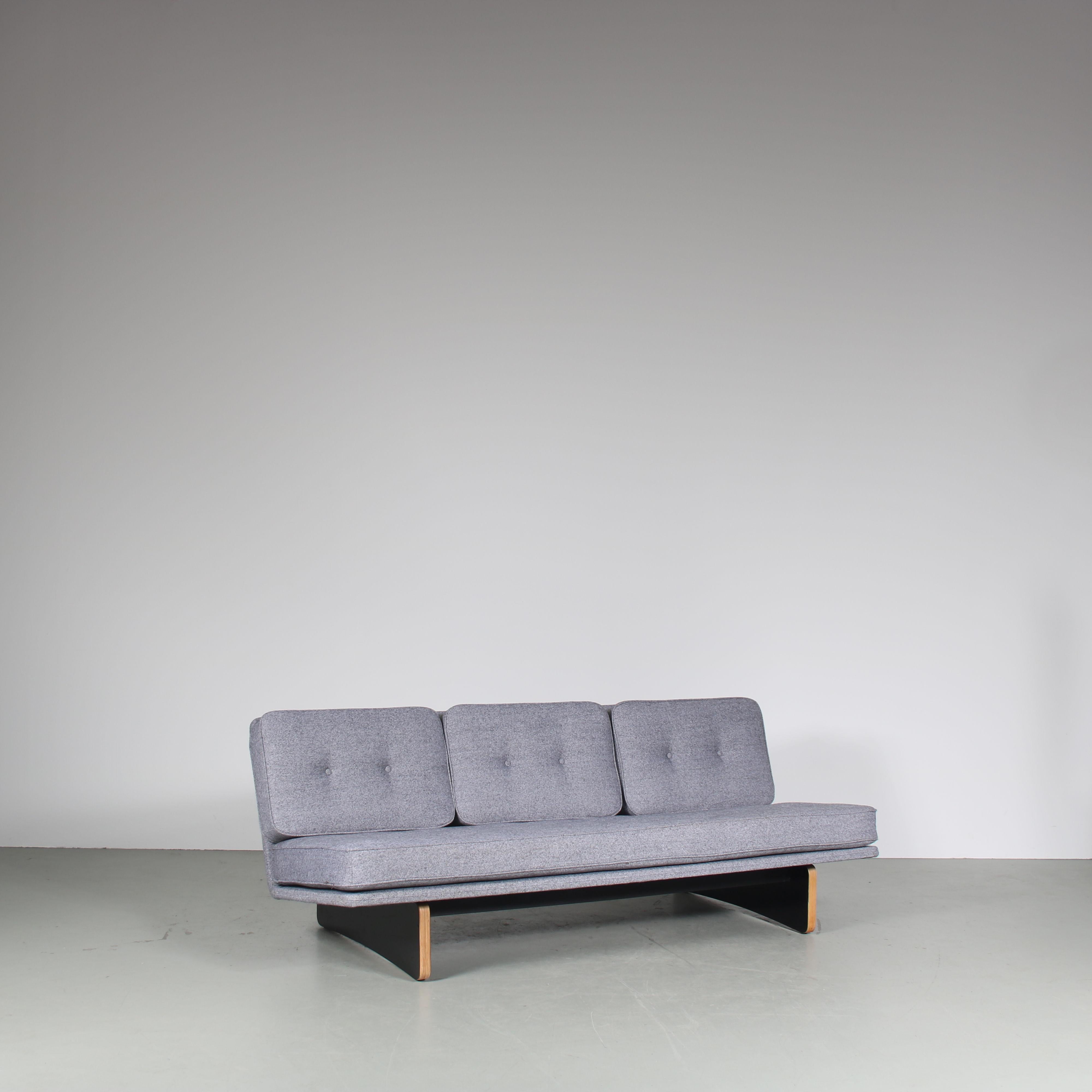 A stunning 3-seater sofa designed by Kho Liang Ie and manufactured by Artifort around 1970.

This modern piece embodies a perfect fusion of style, comfort, and craftsmanship. With its sleek lines, wooden base, and fresh blue-gray upholstery, this