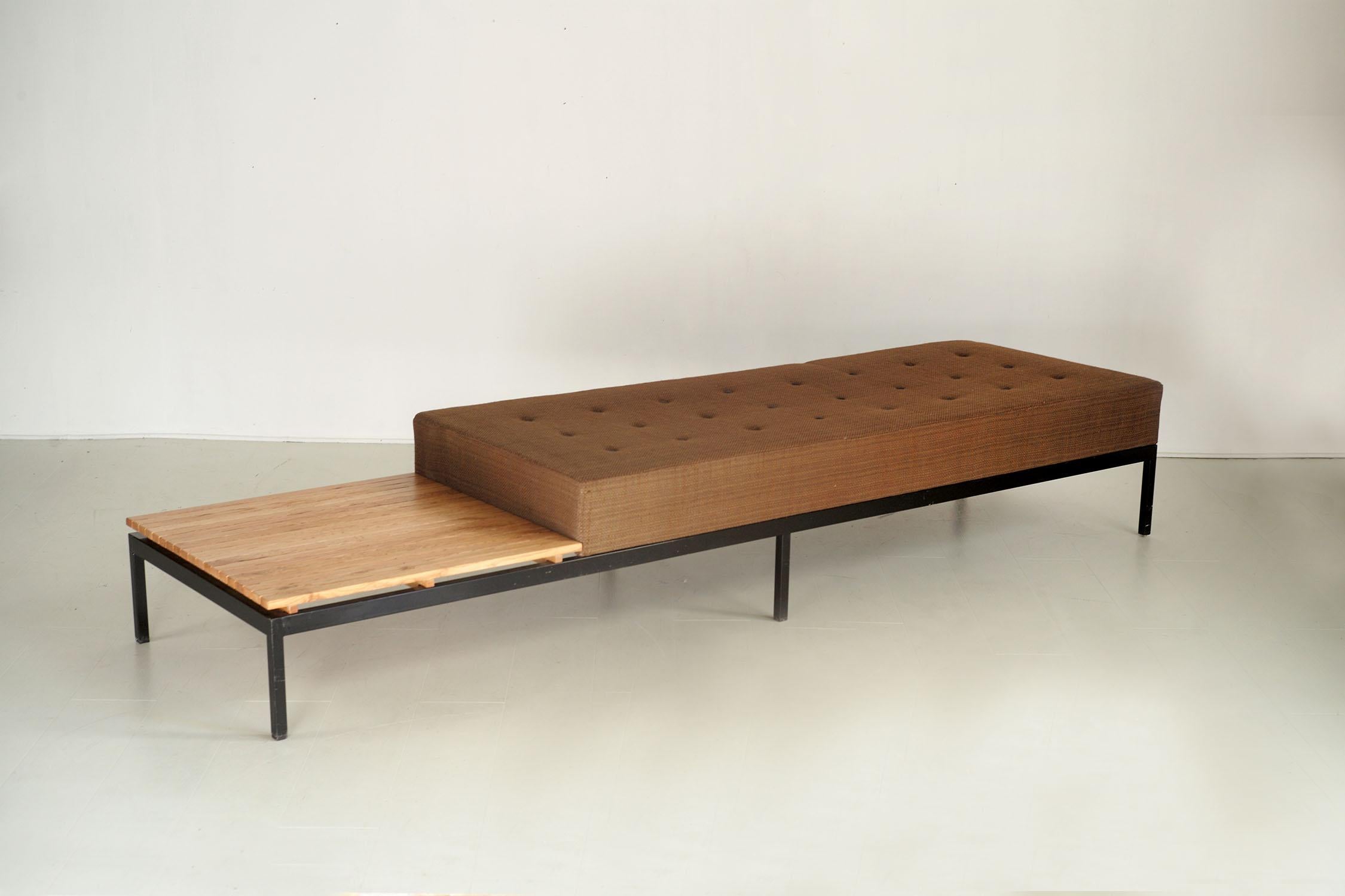 Bench/daybed 070 by Kho Liang Le for Artifort, 1962. On a quadrangular metal base with 6 legs is placed a mattress covered in a chocolate-colored wool fabric, stitched with black buttons. A slatted American oak shelf rests on the structure (it can