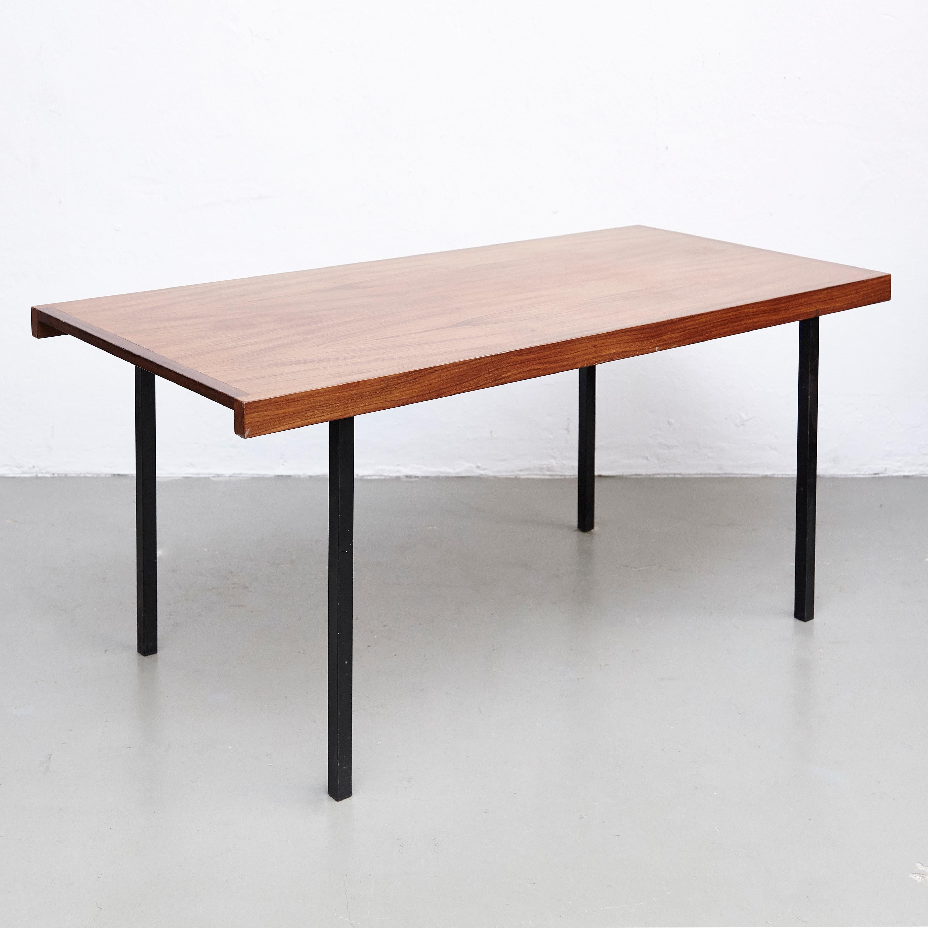 Dinind table designed by Kho Liang Le, circa 1950.
Metal legs and wood tabletop.

In original condition, with minor wear consistent with age and use, preserving a beautiful patina.

Kho Liang Ie (1927- 1975) born in Magelang, Indonesia, of