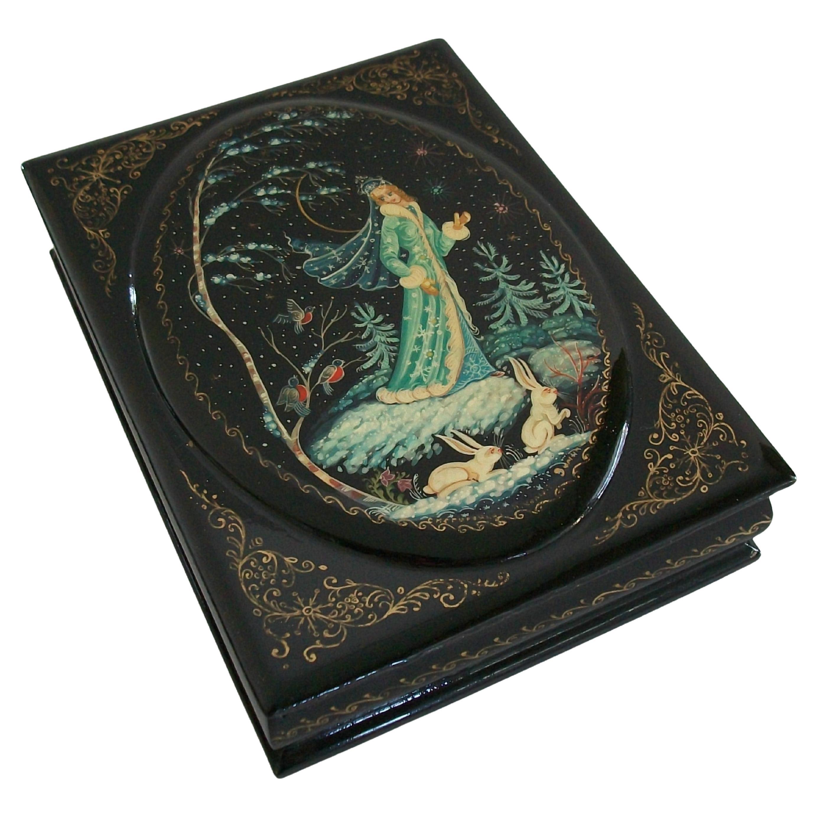 Kholui Black Lacquer & Hand Painted Papier Mâché Box - Signed - Circa 1980 For Sale