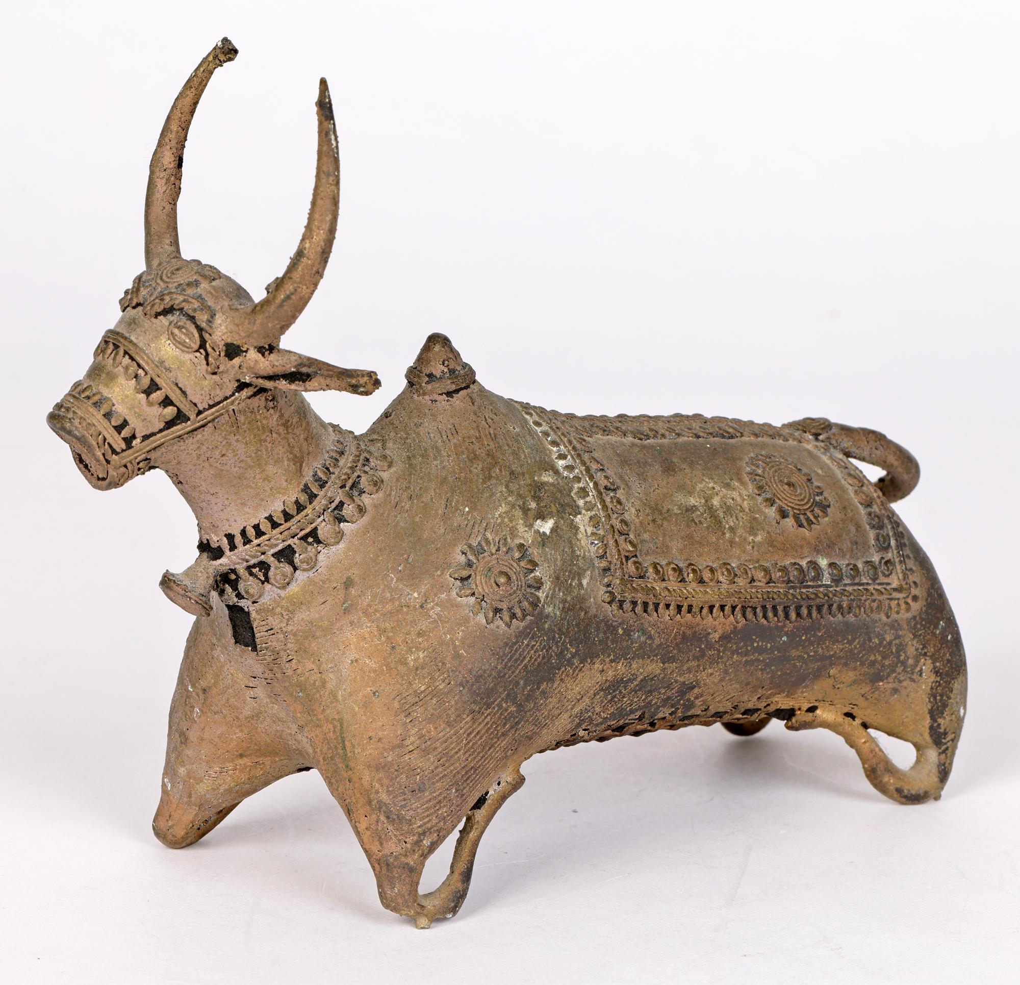 Figure de bœuf en métal bronzé Khond d'Orissa, Inde en vente 4