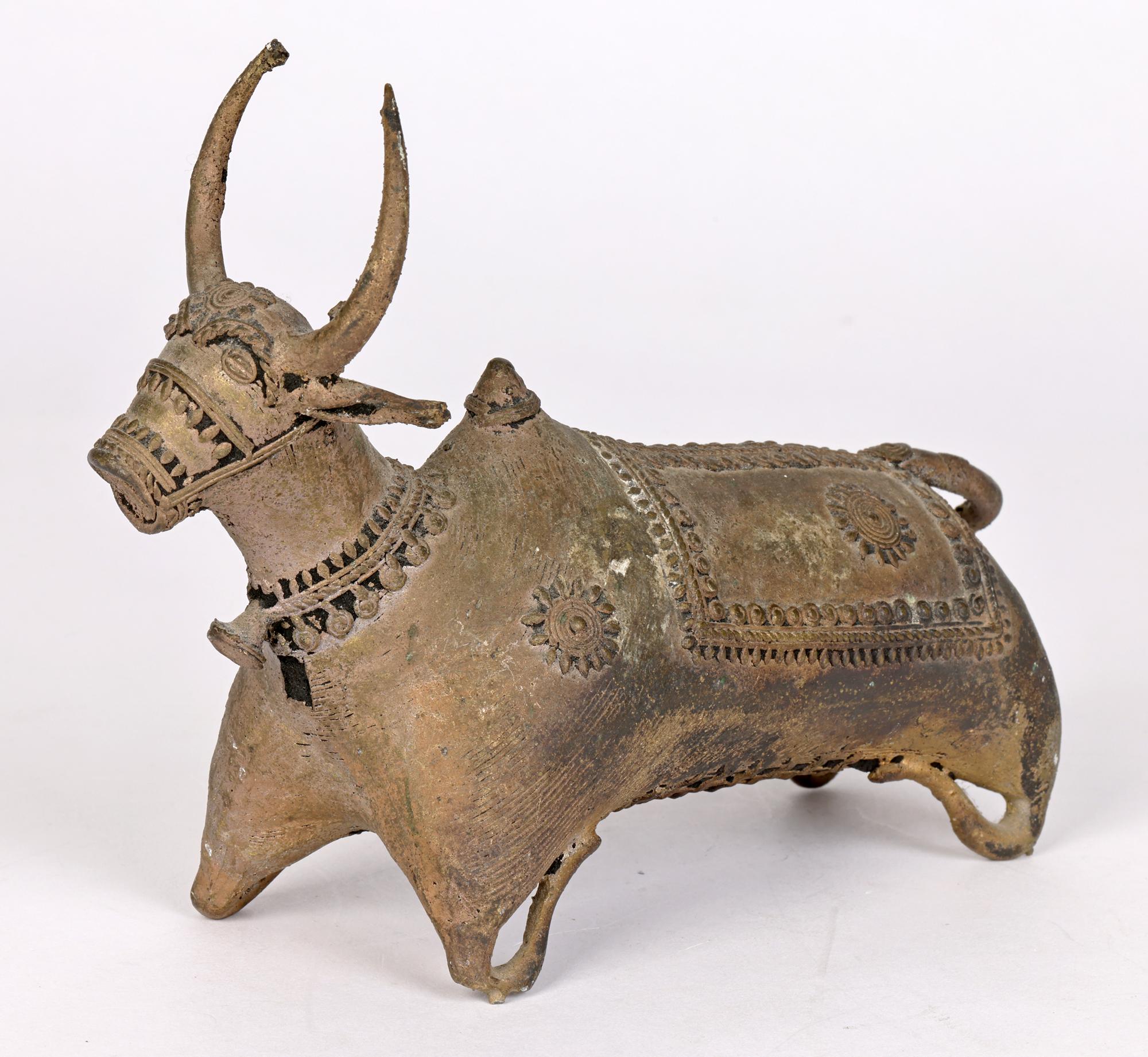 Figure de bœuf en métal bronzé Khond d'Orissa, Inde en vente 7