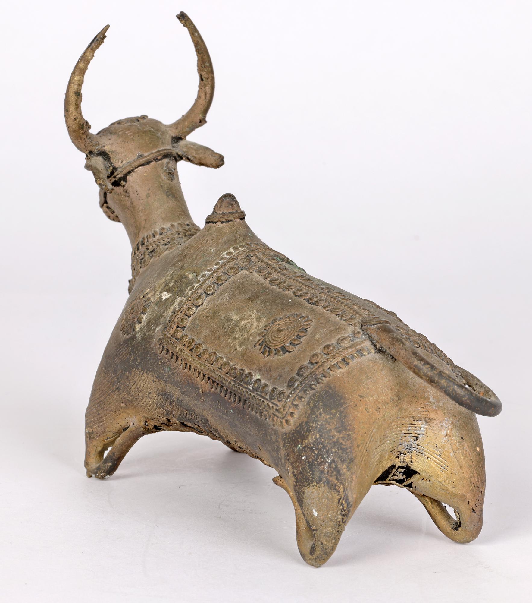 Eine stilisierte, antike Khond-Bronzemetallfigur eines Ochsen aus dem frühen bis mittleren 20. Jahrhundert, hergestellt in Orissa, Indien. 

Die Khonds sind eine indigene Adivasi-Stammesgemeinschaft in Indien, die Metallskulpturen in einem sehr