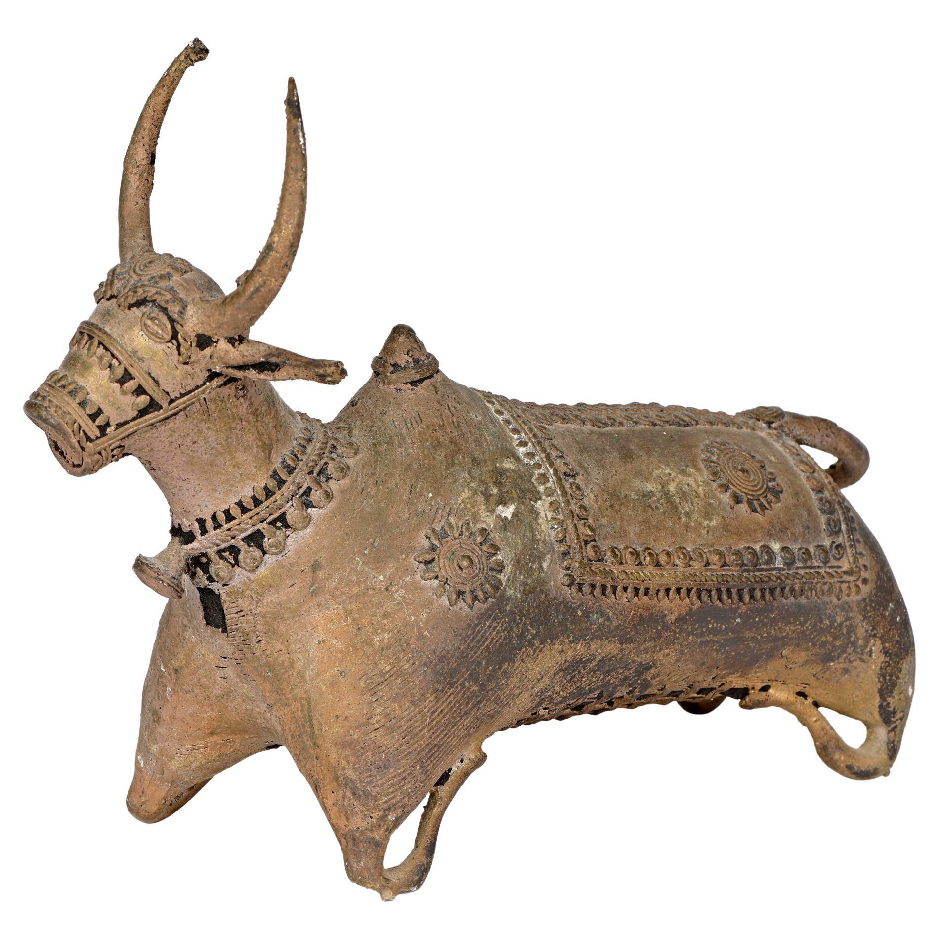 Figure de bœuf en métal bronzé Khond d'Orissa, Inde en vente