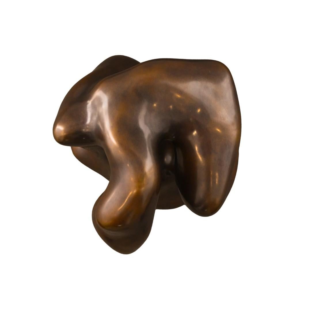 Scultura contemporanea in bronzo di Martin Dawes, fusa in un'unica struttura.  stile biomorfico e organico  che sfuma il confine tra forme umane e naturali.

