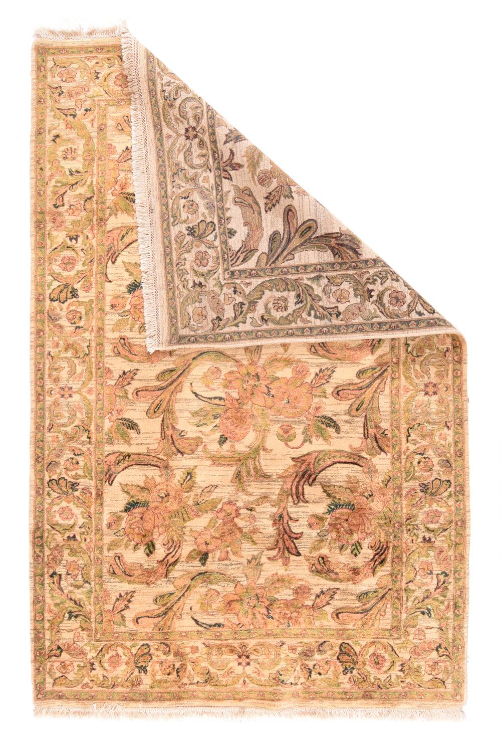 Khorasan Teppich 5'8'' x 8'9''. Die absichtlich gestreiften, geschliffenen Strohhalme und das Feld dieses mittelfein gewebten, großflächigen, urbanen NE-Persersers zeigen abwechselnde Reihen von einzelnen und doppelten Rosenbouquets im Barockstil