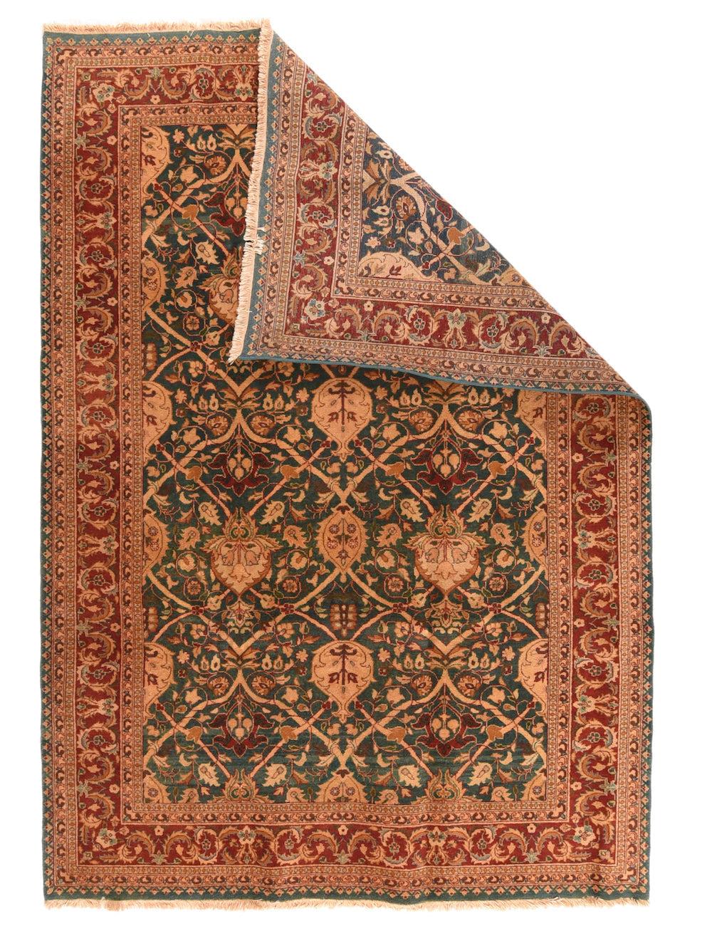 Khorasan Teppich 6'0'' x 9'0''. Ein zweistufiges beigefarbenes spitzbogiges Gittermuster mit einer zusätzlichen Schicht aus Weinranken wird von Akanthuspalmetten, Schildkrötenpalmetten in Schablonenform und spitz zulaufenden Ovalen in einem Muster