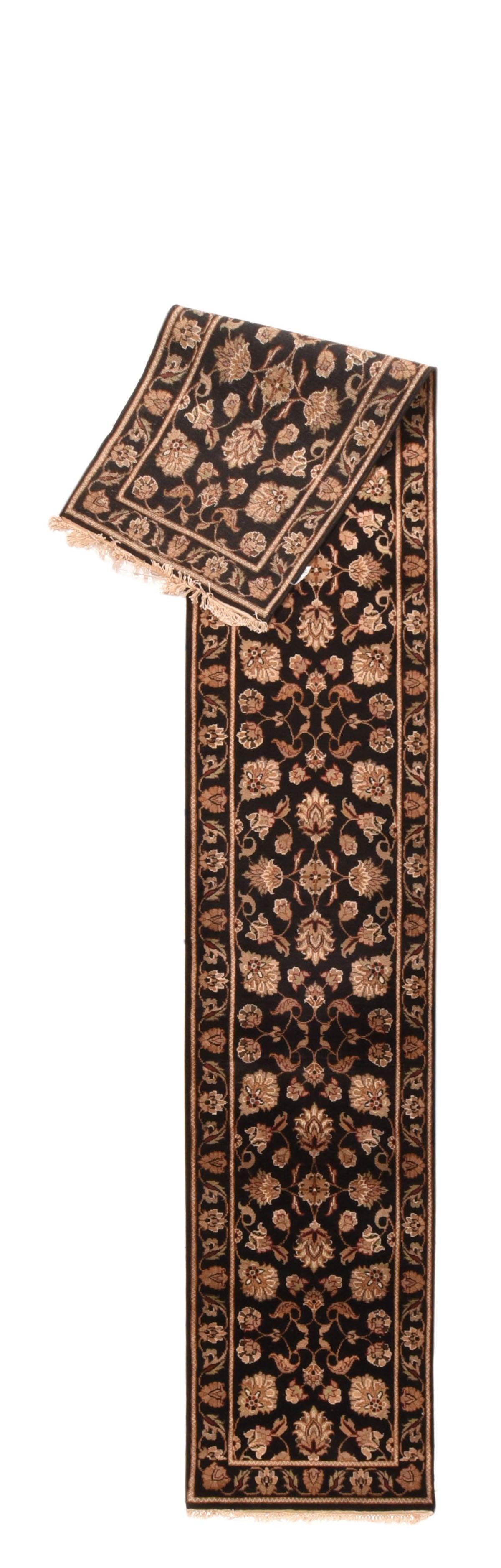 Khorasan Runner 2'6'' x 15'10''. Le champ presque noir de ce chemin de fer urbain présente un motif modulaire répétitif de palmettes à pétales dressées, inversées et inclinées en écru et vert, avec une bordure principale presque noire avec des