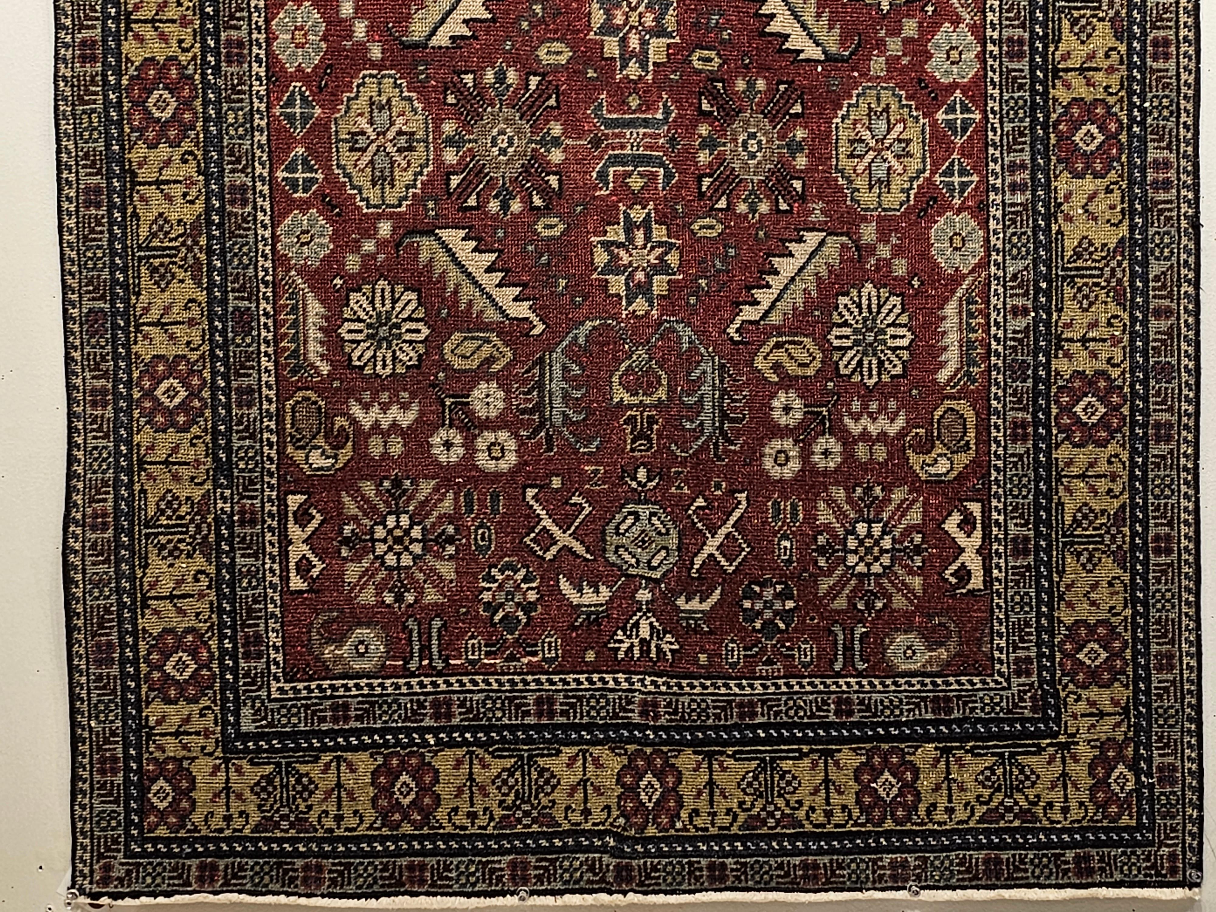 Khotan-Teppich mit geometrischem Allover-Muster auf Ziegelrot, Gelb und Elfenbein (Turkmenisch) im Angebot