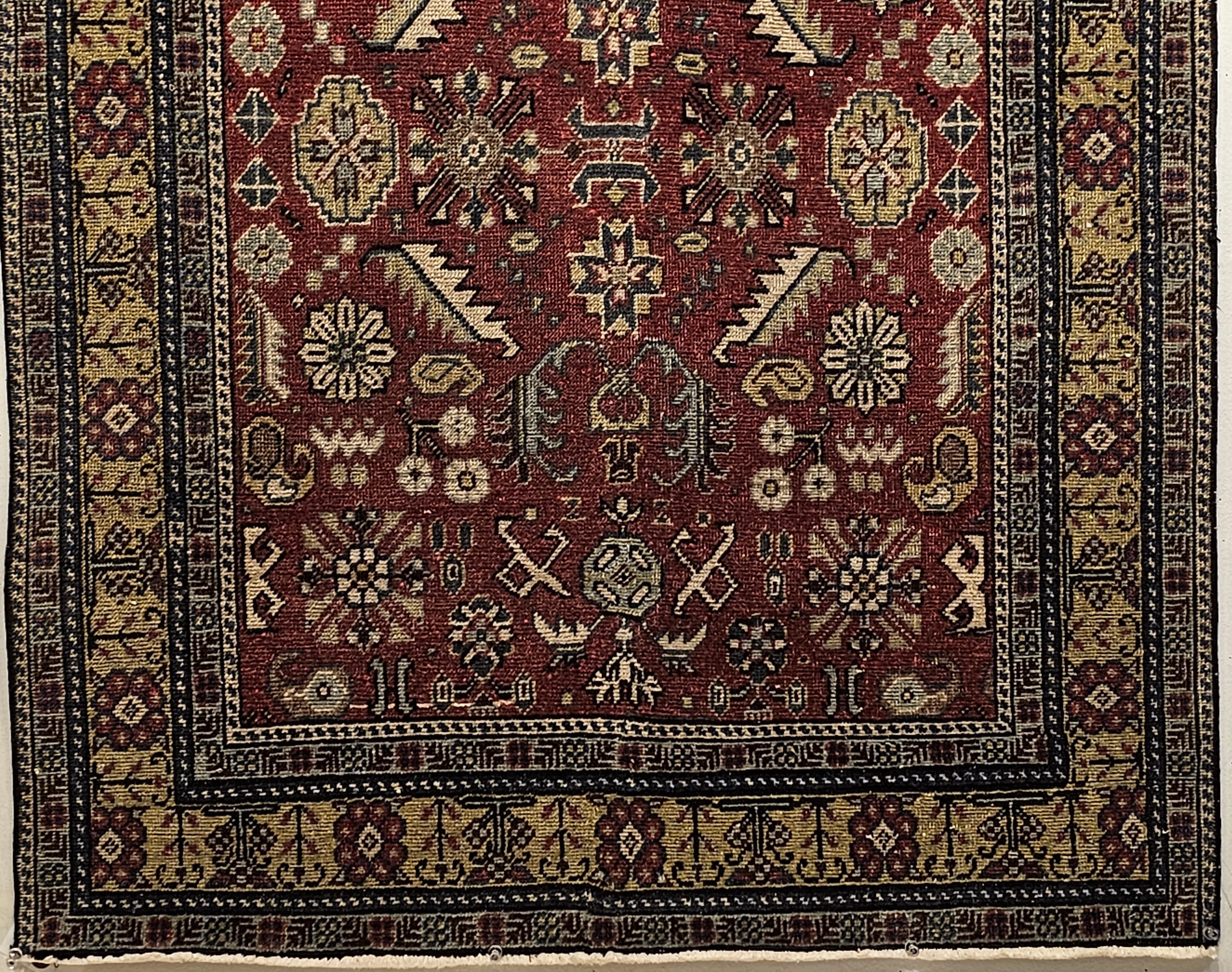 Khotan-Teppich mit geometrischem Allover-Muster auf Ziegelrot, Gelb und Elfenbein (Handgewebt) im Angebot