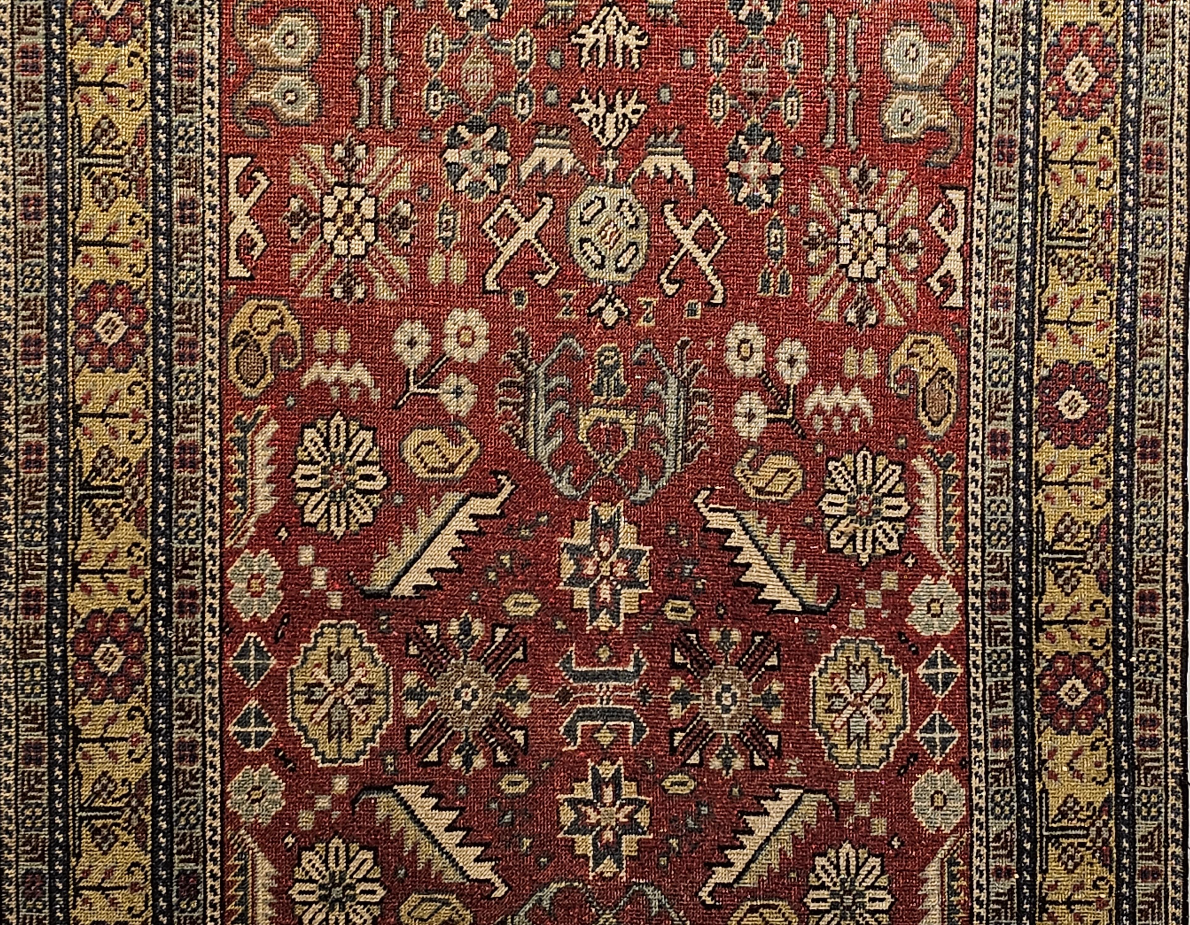 Khotan-Teppich mit geometrischem Allover-Muster auf Ziegelrot, Gelb und Elfenbein (Frühes 20. Jahrhundert) im Angebot