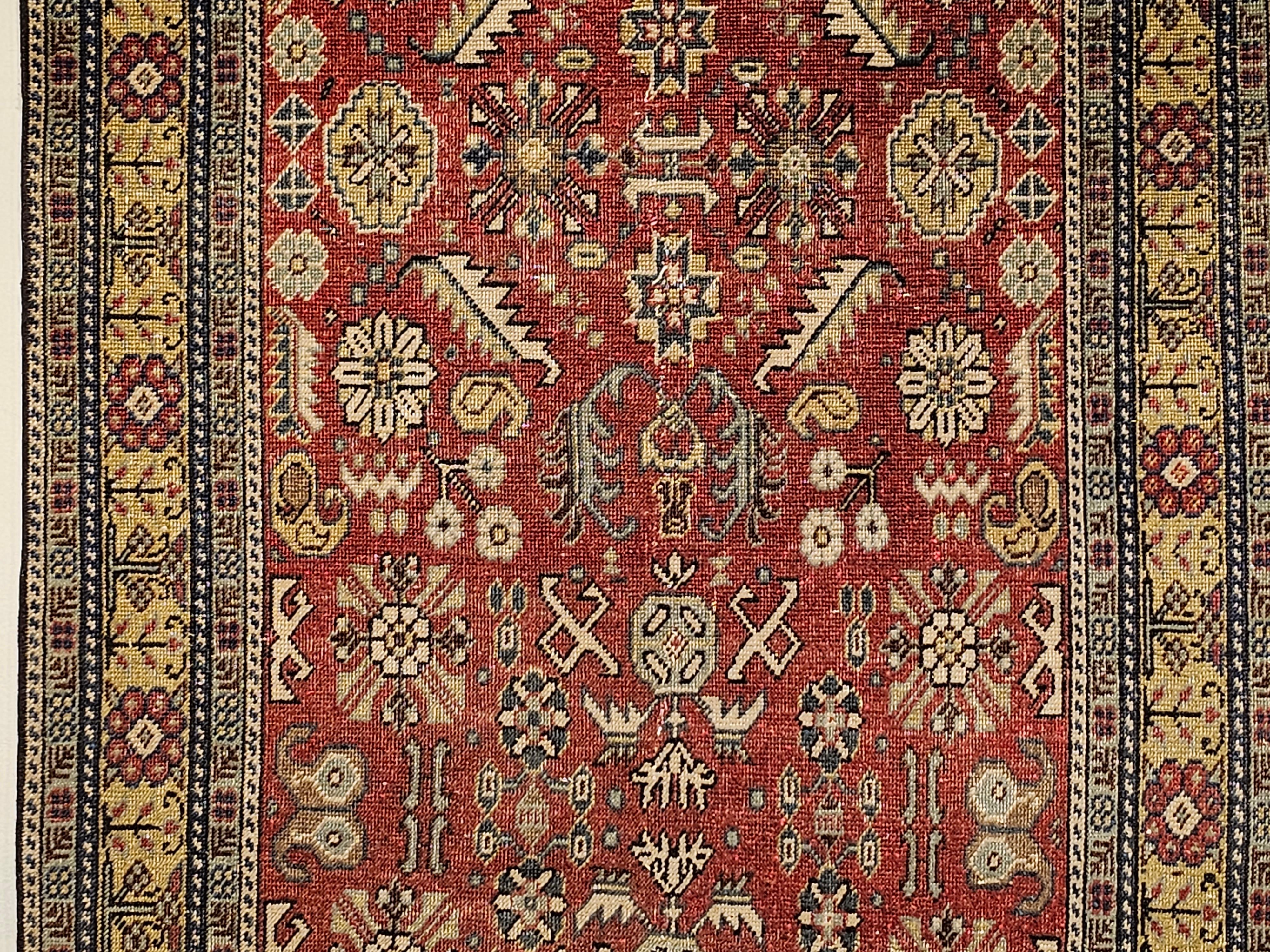 Khotan-Teppich mit geometrischem Allover-Muster auf Ziegelrot, Gelb und Elfenbein (Wolle) im Angebot