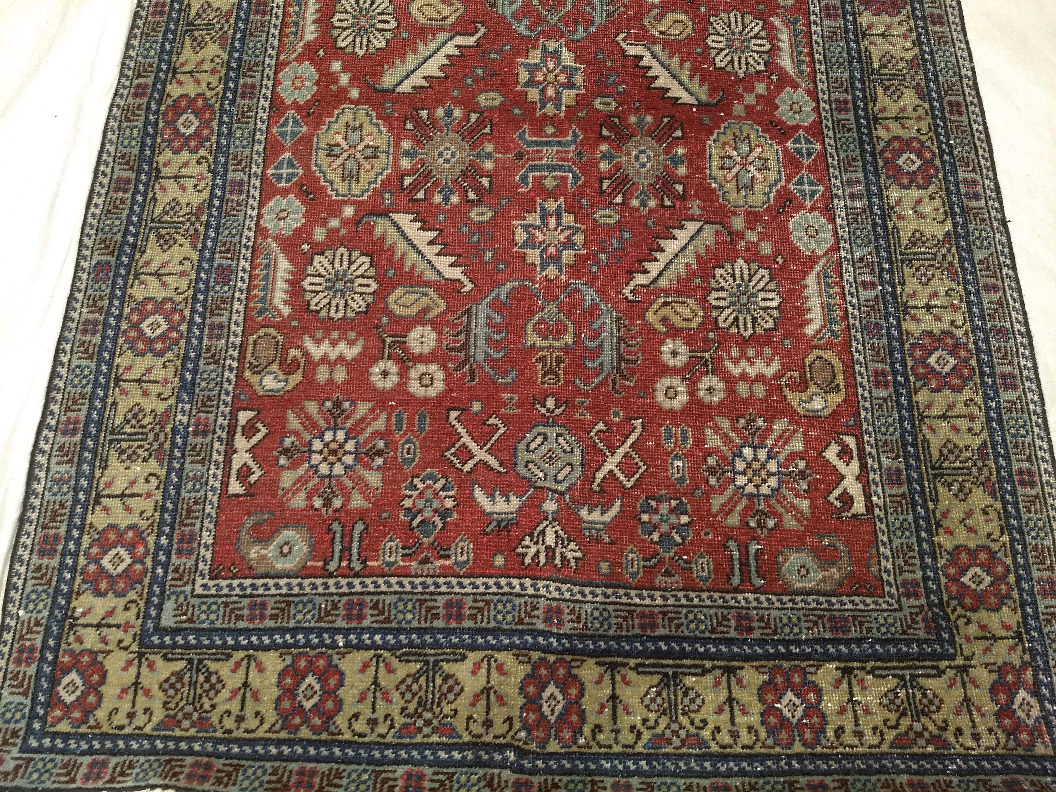 Khotan-Teppich mit geometrischem Allover-Muster auf Ziegelrot, Gelb und Elfenbein im Angebot 1
