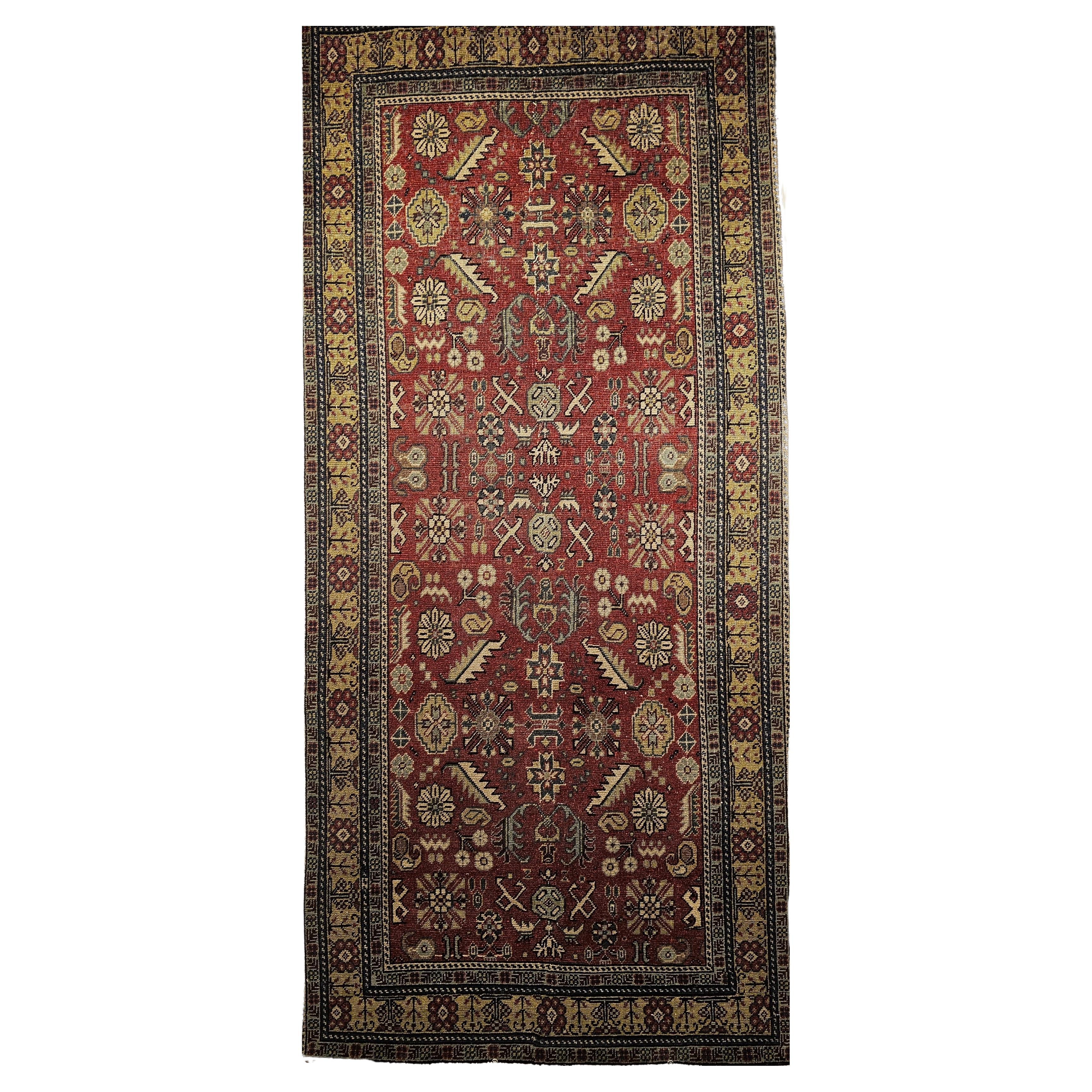 Khotan-Teppich mit geometrischem Allover-Muster auf Ziegelrot, Gelb und Elfenbein im Angebot