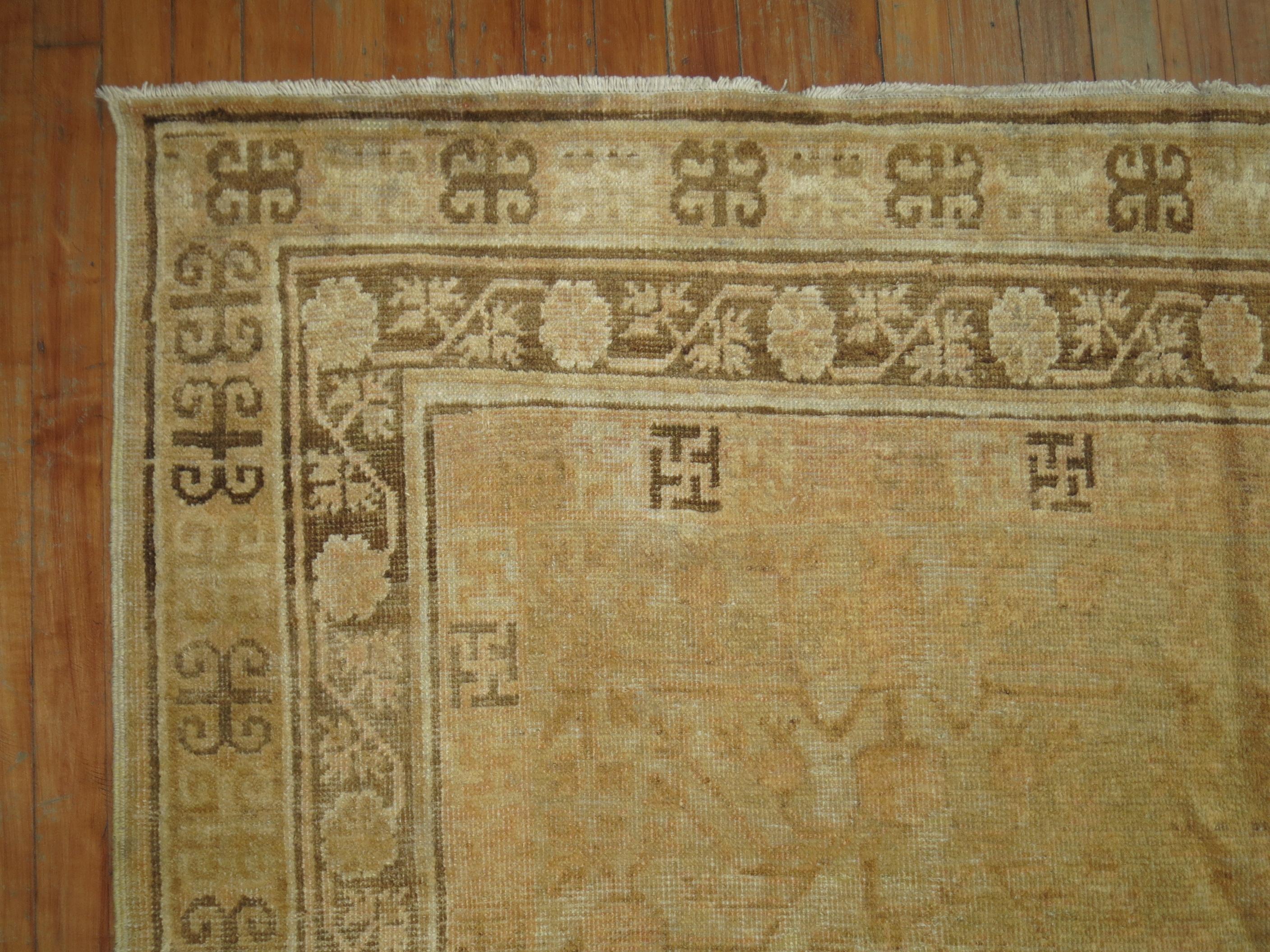 Khotan-Teppich in Blasenfarben (20. Jahrhundert)