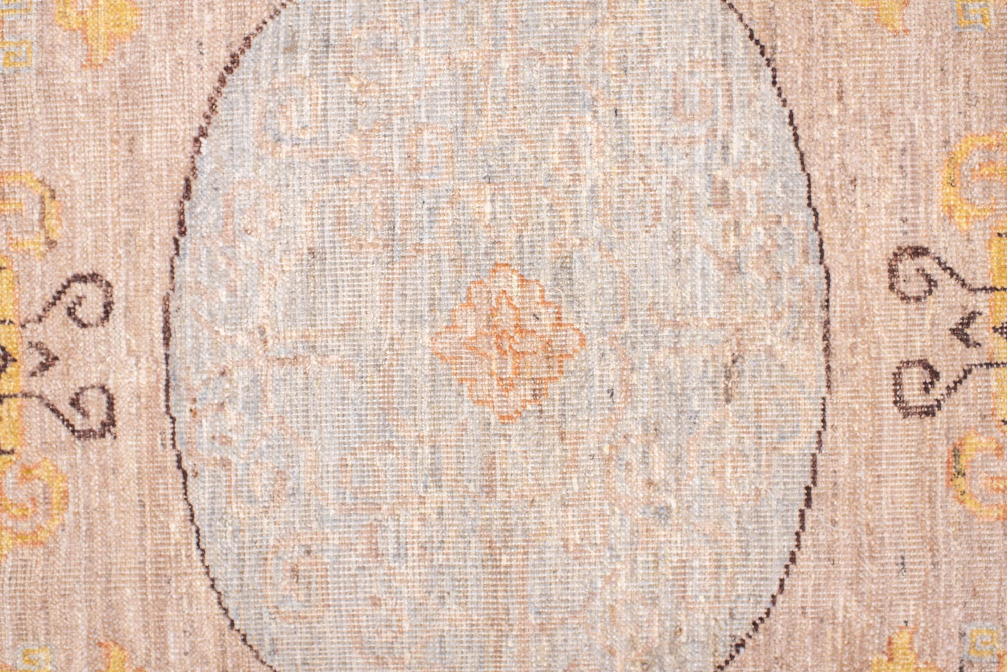 Chinois Tapis Khotan avec médaillons à trois cercles en vente