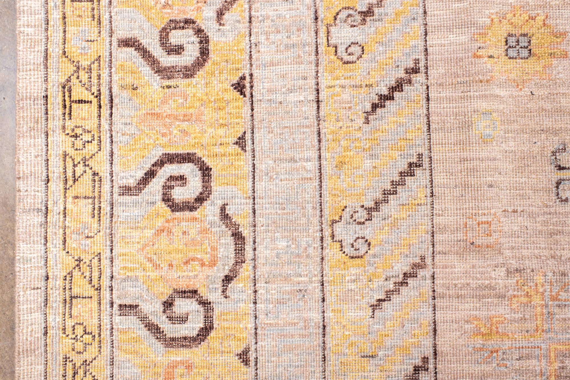 Noué à la main Tapis Khotan avec médaillons à trois cercles en vente