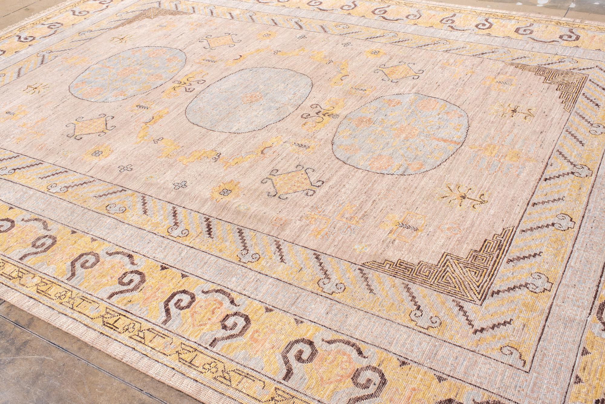 Laine Tapis Khotan avec médaillons à trois cercles en vente