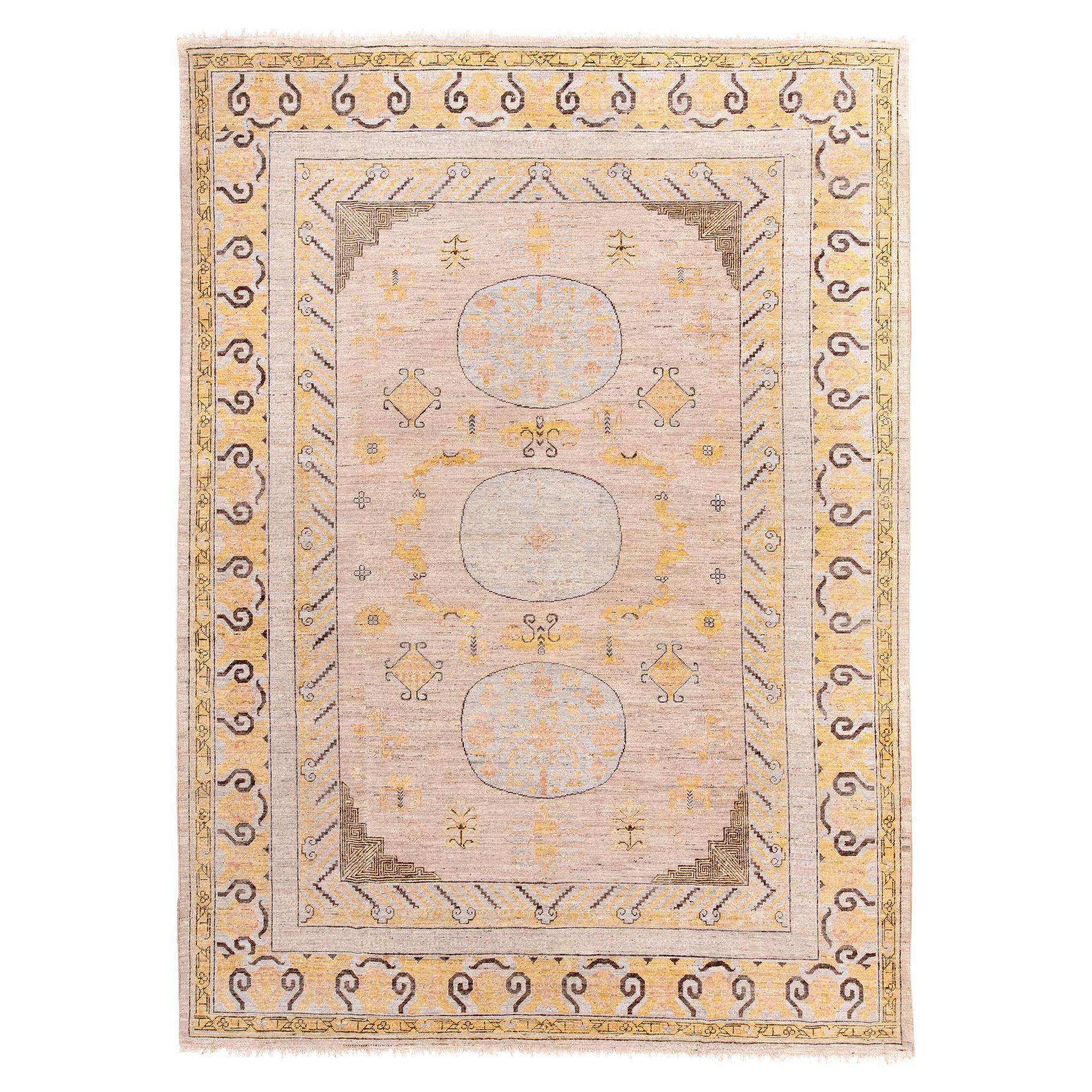 Khotan-Teppich mit drei Kreismedaillons
