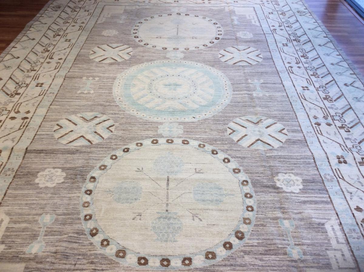 Dieses Khotan-Muster ist eine Übergangslösung für ein Teppichmuster, das seit Jahrhunderten verwendet wird. A Neat Reihe von 3 Medaillon  geformten Mustern, die von einem atemberaubenden, kompliziert gewebten Muster umrahmt werden, das mit einer