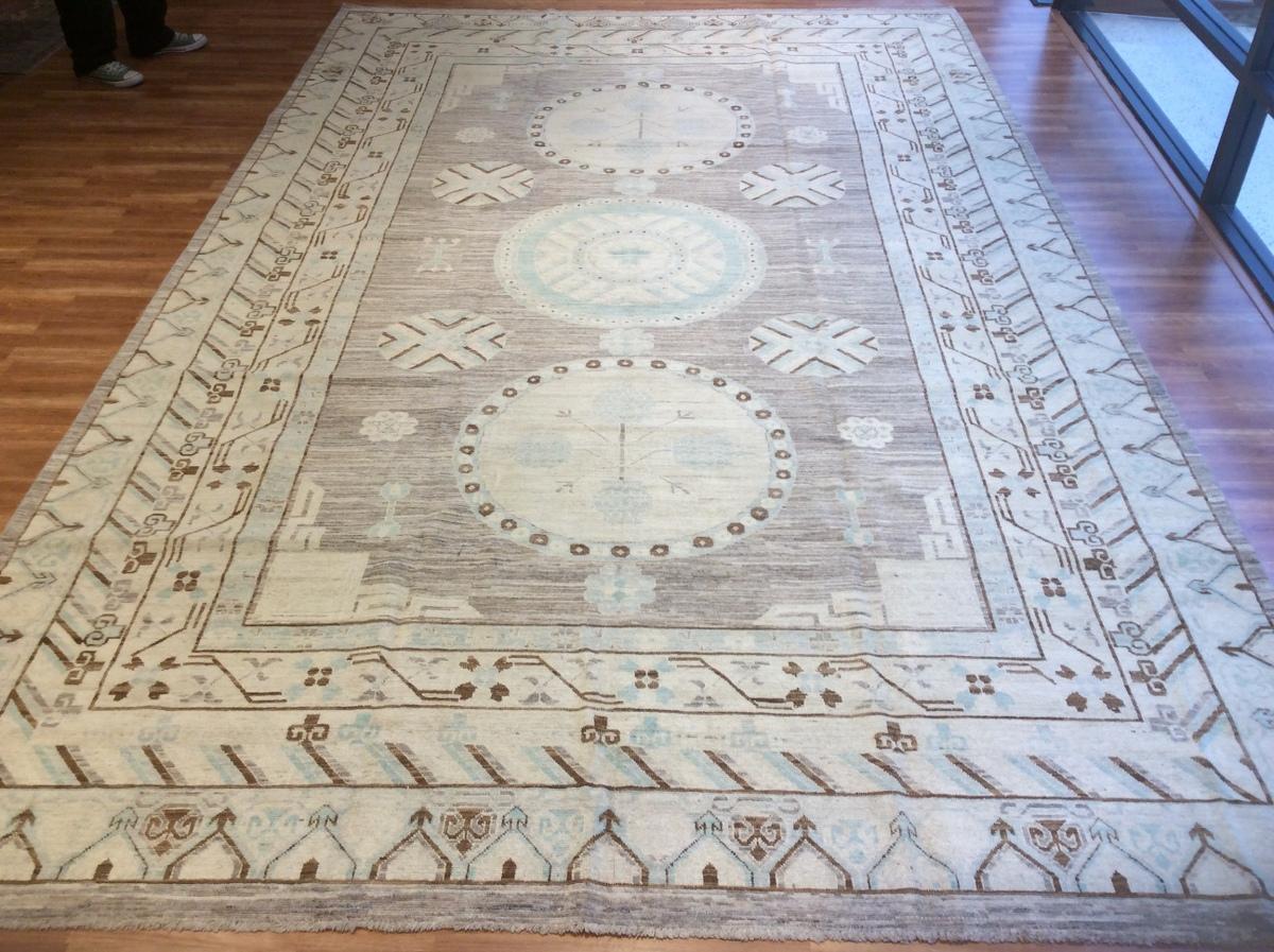 Khotan Design-Teppich (Handgeknüpft) im Angebot