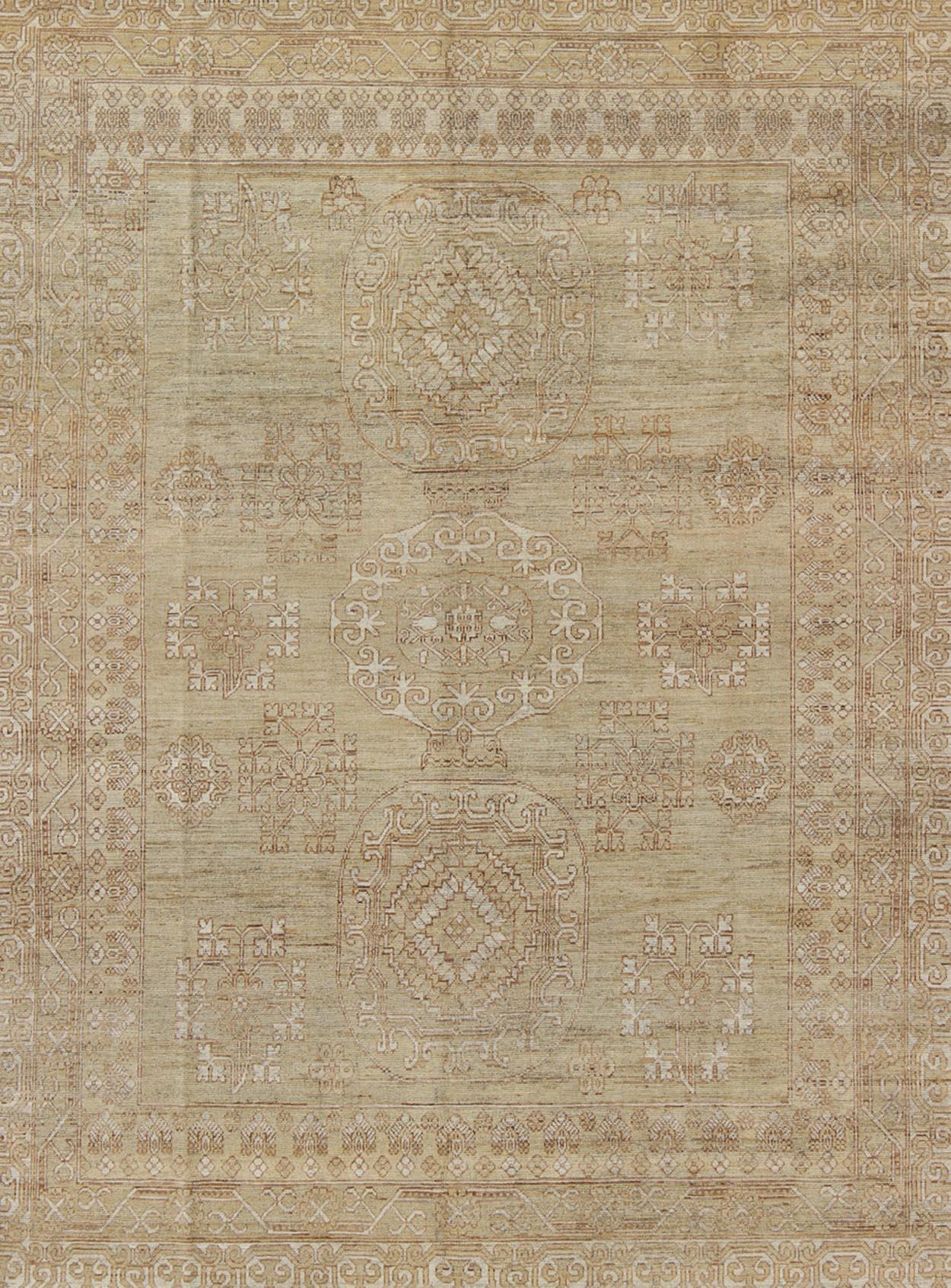 Khotan Design Teppich mit geometrischem All-Over-Muster in Hellbraun und Grün. Keivan Woven Arts / Teppich MP-1409-1446 Herkunftsland / Art: Afghanistan / Khotan.
Maße: 8'6 x 10'4
Dieser Khotan zeigt ein geometrisches Allover-Muster, das von einem