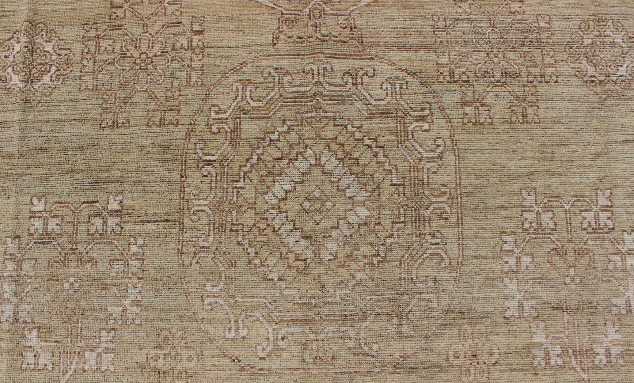 Khotan Designteppich mit geometrischem All-Over-Muster in Light Brown und Green's (Handgeknüpft) im Angebot