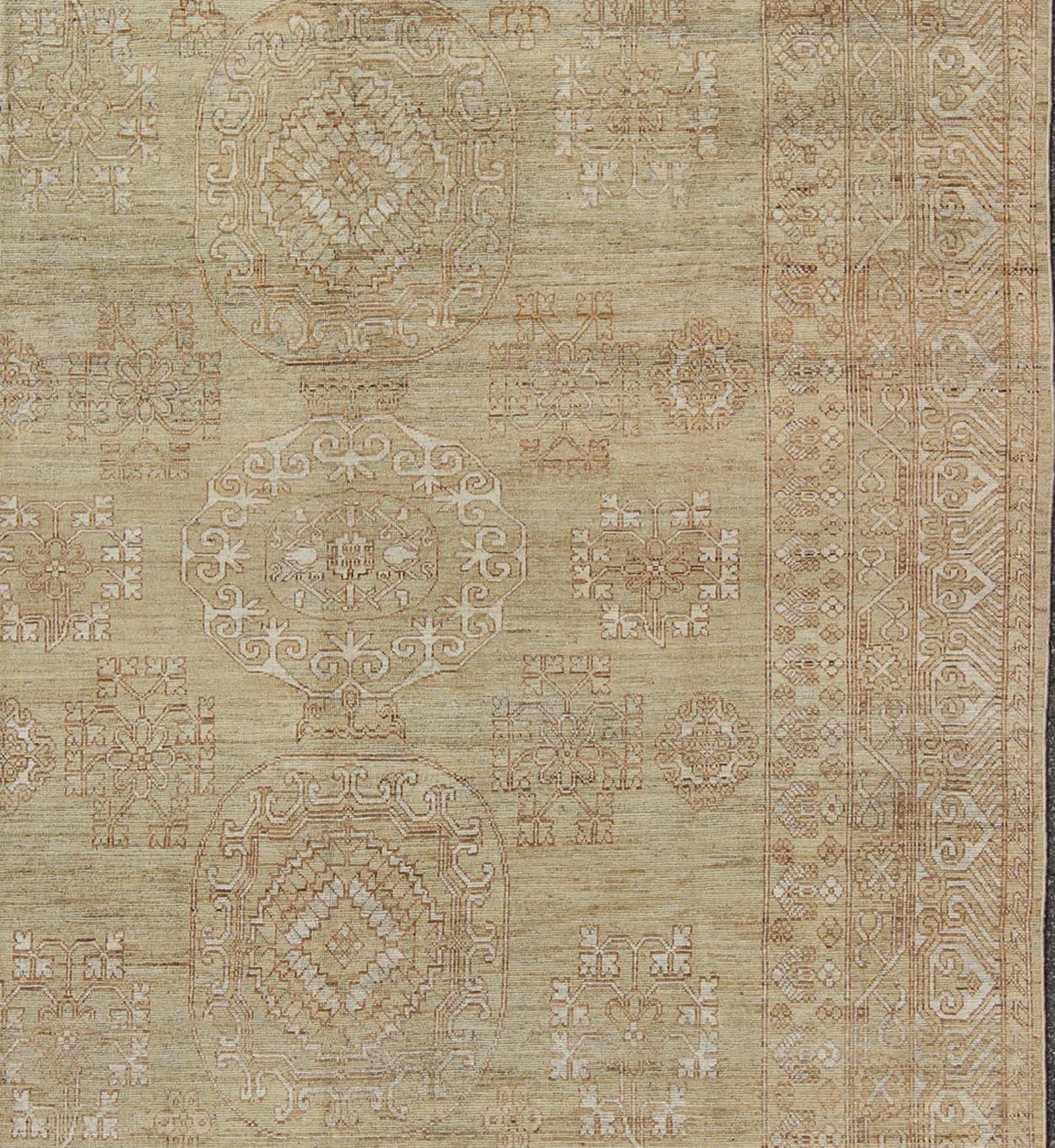 Khotan Designteppich mit geometrischem All-Over-Muster in Light Brown und Green's (Wolle) im Angebot
