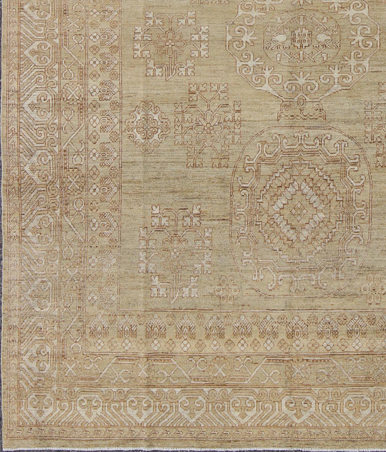 Khotan Designteppich mit geometrischem All-Over-Muster in Light Brown und Green's im Angebot 1