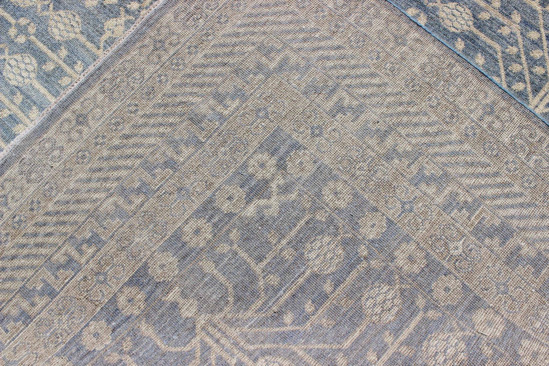Khotan-Teppich im Khotan-Design mit Granatapfelmuster in Blau, Tan und Taupe im Angebot 3
