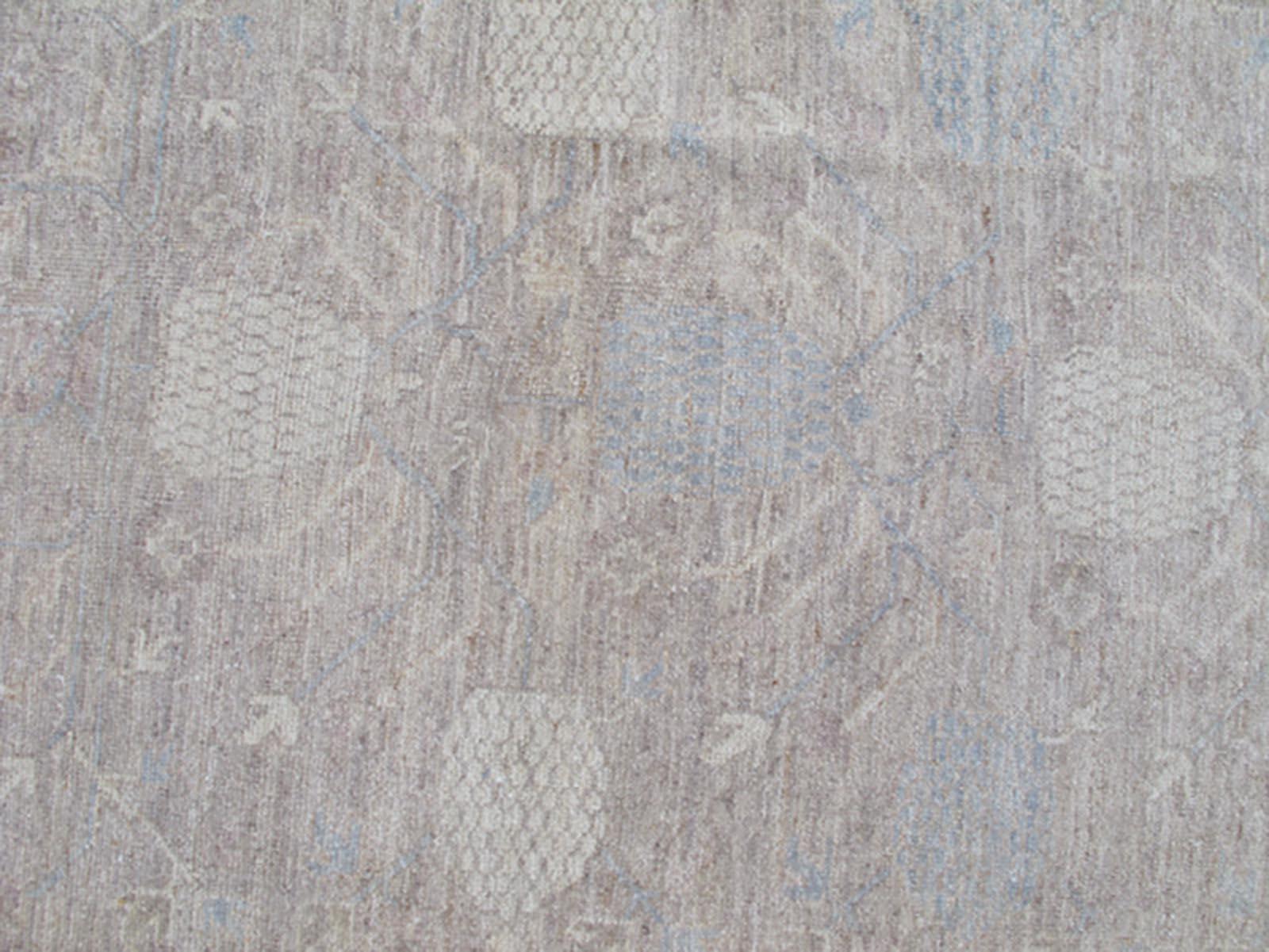 Khotan-Teppich im Khotan-Design von Keivan Woven Arts mit Granatapfelmuster  (Handgeknüpft) im Angebot