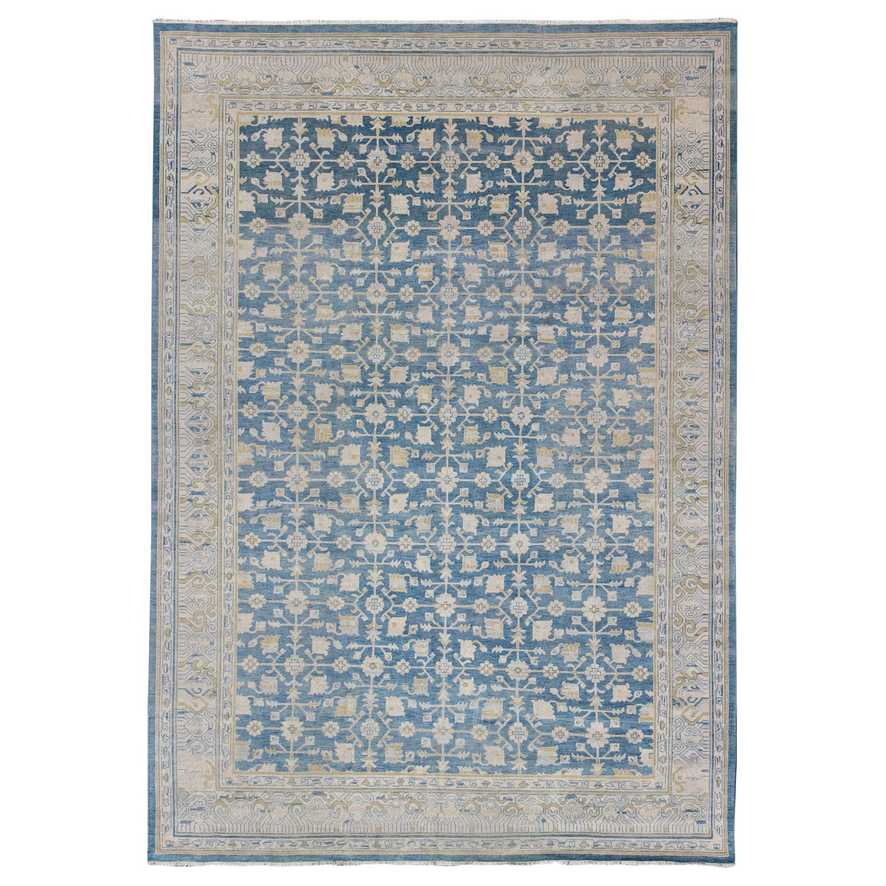 Tapis Khotan Design à motifs sous-géométriques sur toute sa surface en bleu, brun clair et or