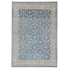 Tappeto di design Khotan con motivo sub-geometrico in blu, marrone e oro.