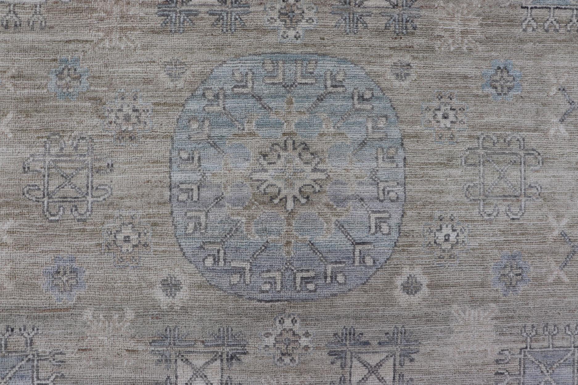 Maße: 6'0 x 9'1 
Khotan Design-Teppich mit kreisförmigem Medaillon in Hellgrün, Hellblau und Creme. Keivan Woven Arts, Teppich/AWR-12172 Herkunftsland / Art: Afghanistan / Khotan.
Dieser Khotan zeigt ein geometrisches Allover-Muster, das von einem