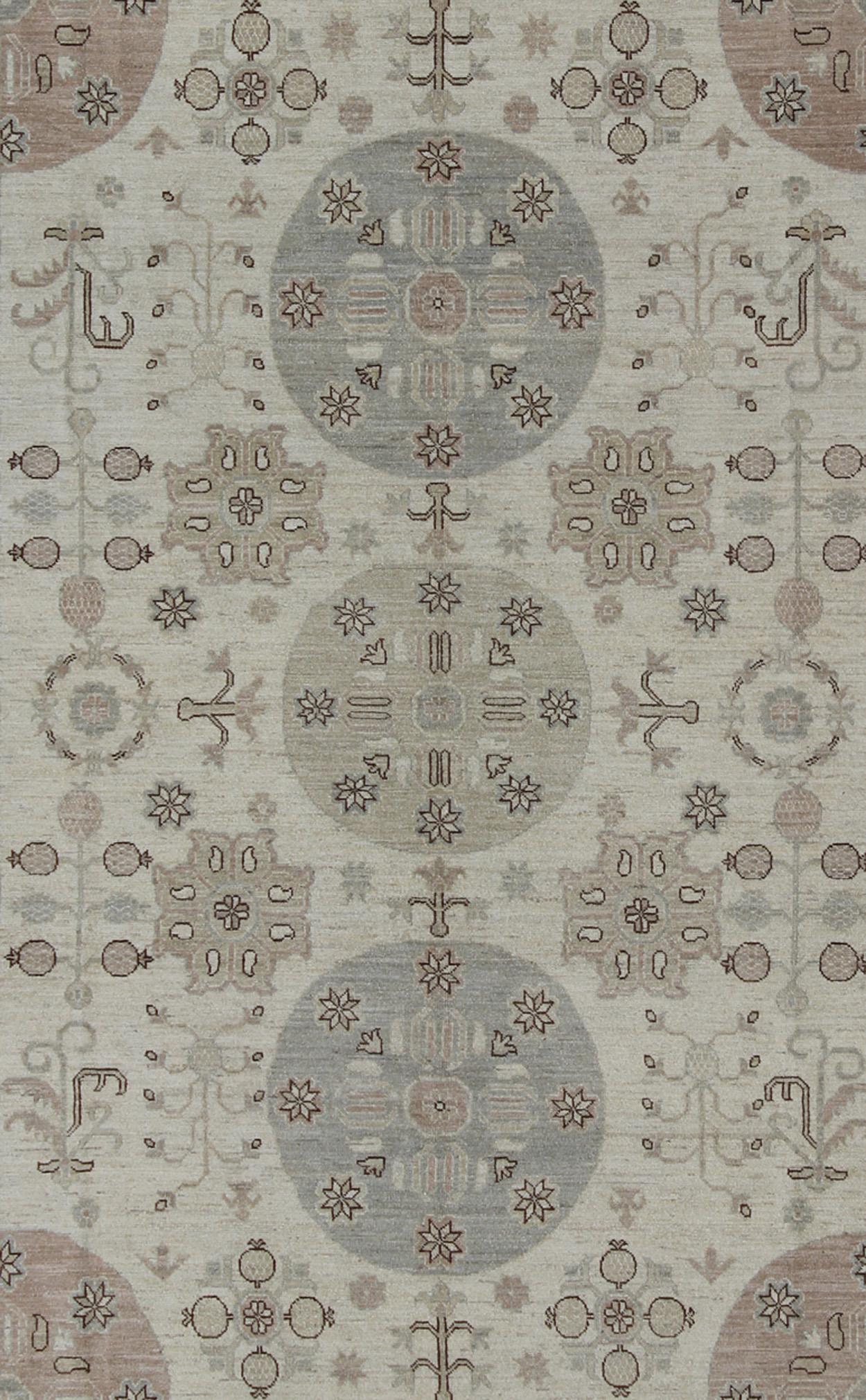 Teppich im Khotan-Design mit runden Medaillons in gedämpften Erdtönen (Handgeknüpft) im Angebot