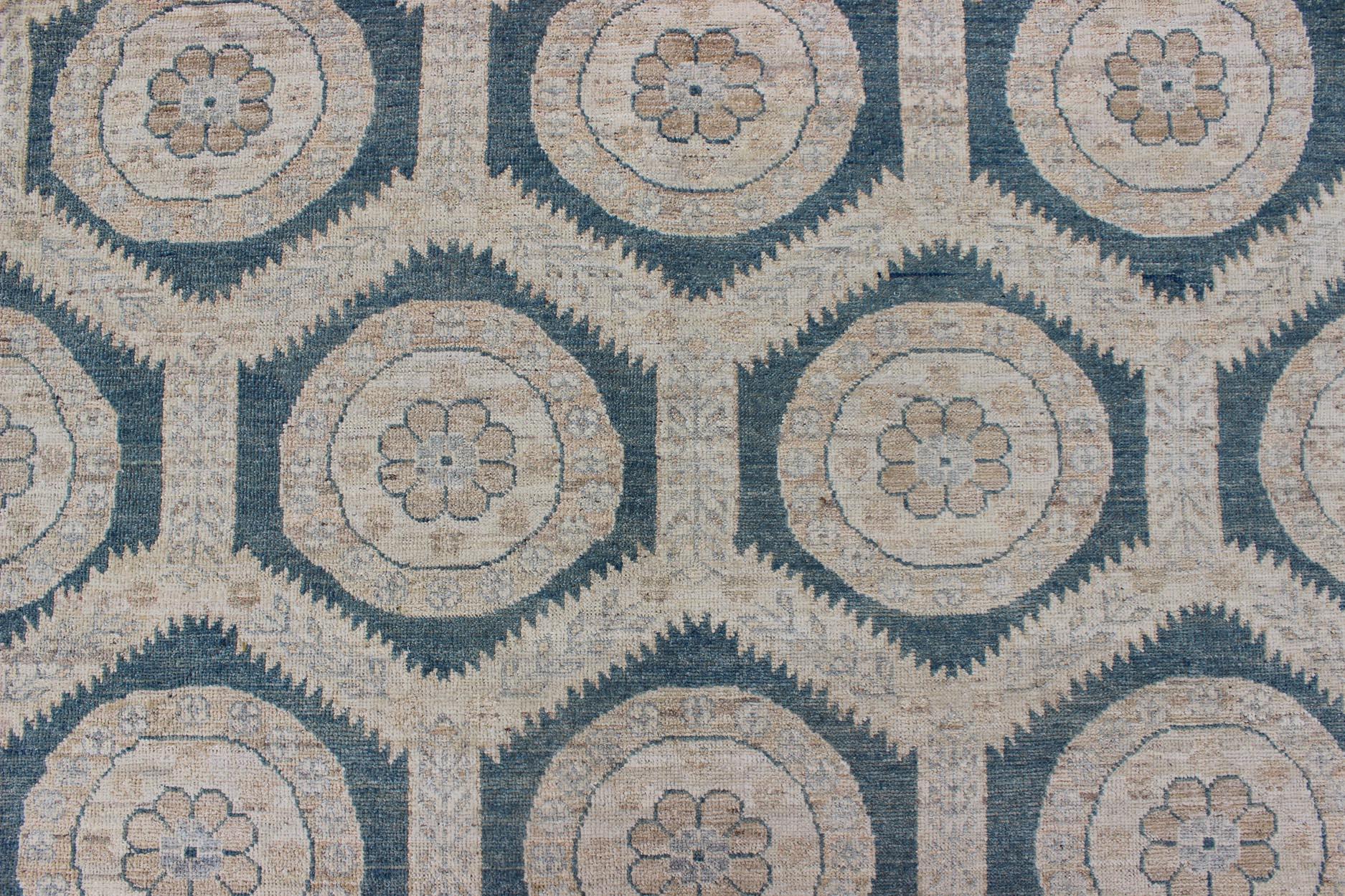 Khotan-Teppich im Khotan-Design mit geometrischen Medaillons in Hellbraun, Blau, Grau und Blaublau (Handgeknüpft) im Angebot