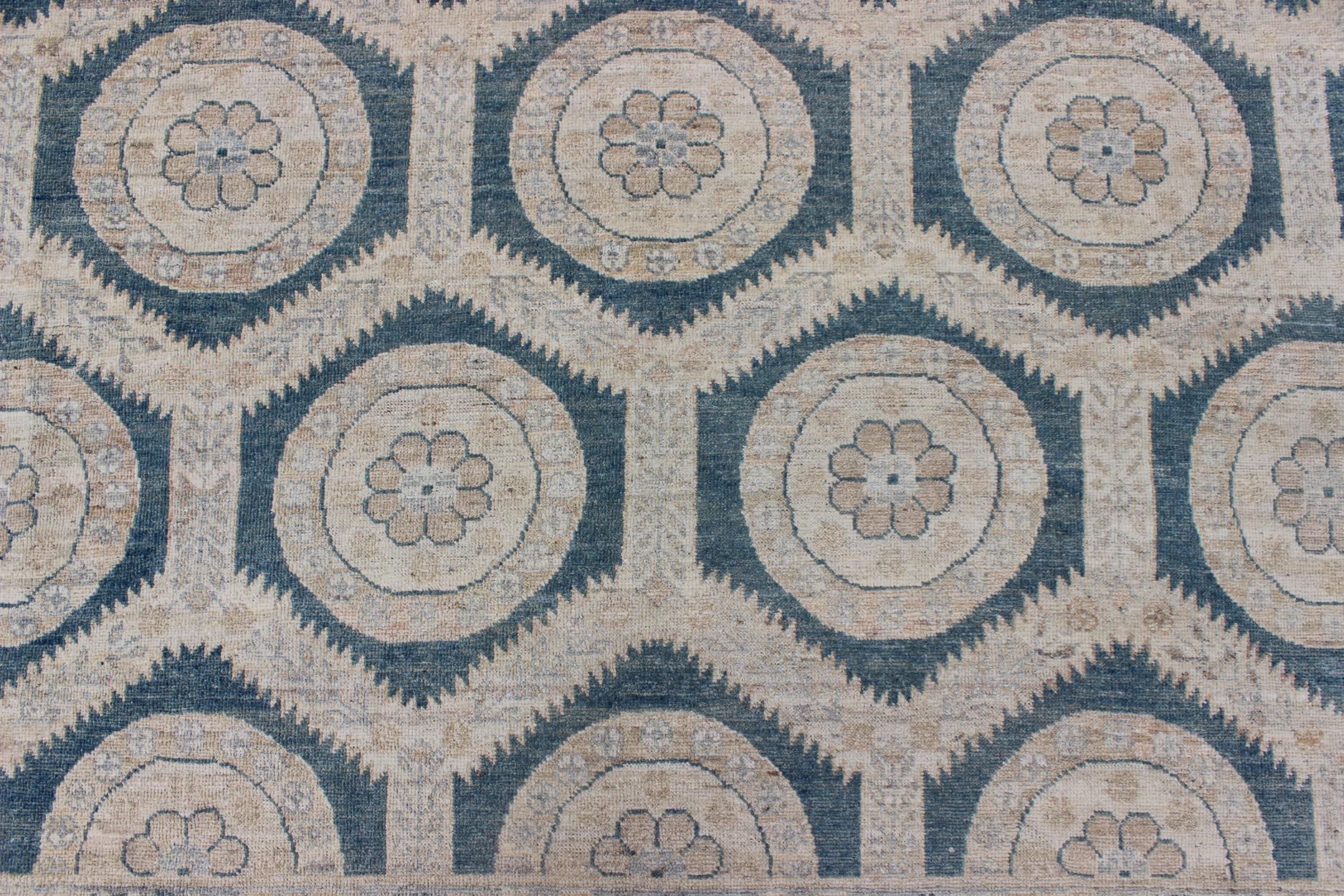 Khotan-Teppich im Khotan-Design mit geometrischen Medaillons in Hellbraun, Blau, Grau und Blaublau im Zustand „Neu“ im Angebot in Atlanta, GA