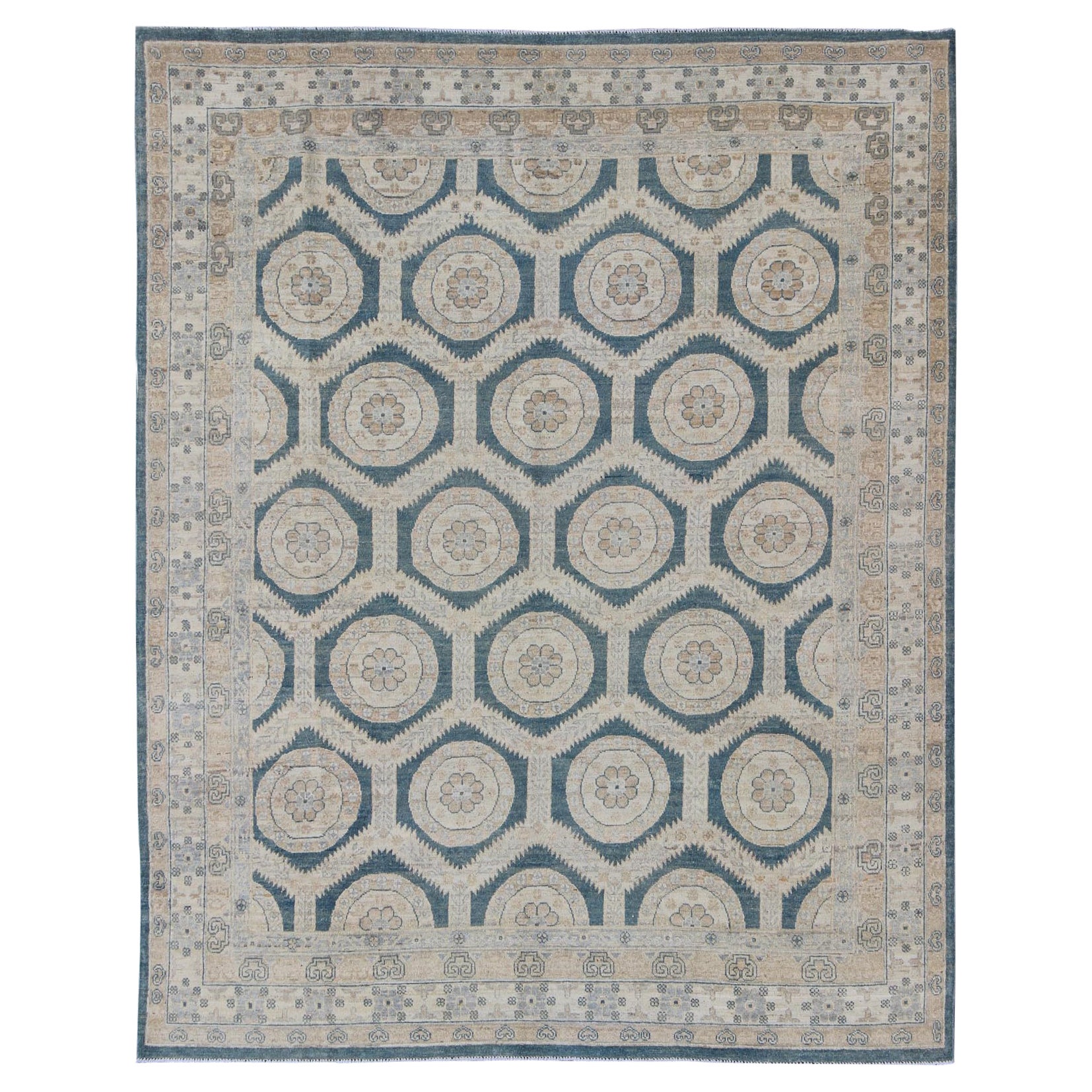 Tapis Khotan Design avec médaillons géométriques en brun clair, bleu gris et bleu sarcelle