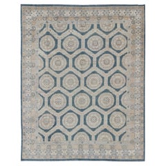 Tappeto di design Khotan con medaglioni geometrici in Tan, Blue Gray e Teal Blue